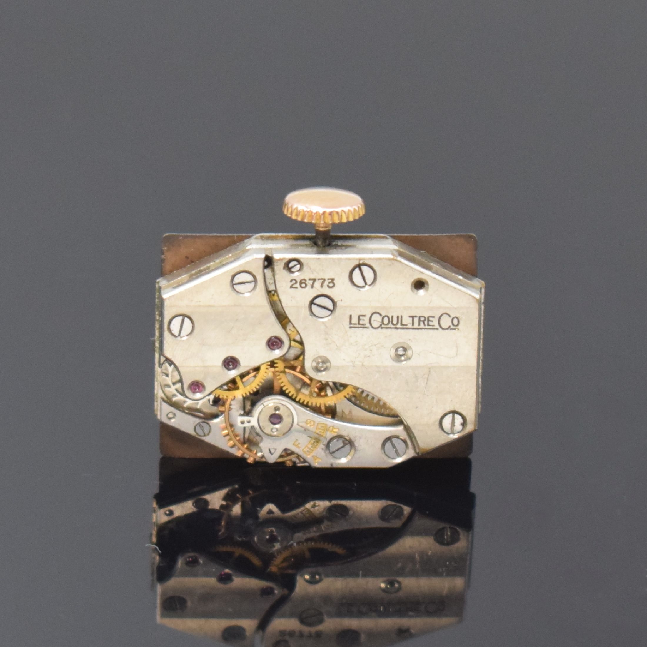 Detail d: Jaeger-LeCoultre rechteckige Armbanduhr in Rotgold 750/000, Schweiz / Frankreich um 1940, Handaufzug, 2-tlg. französisches Geh. m. ausgefallenen ...