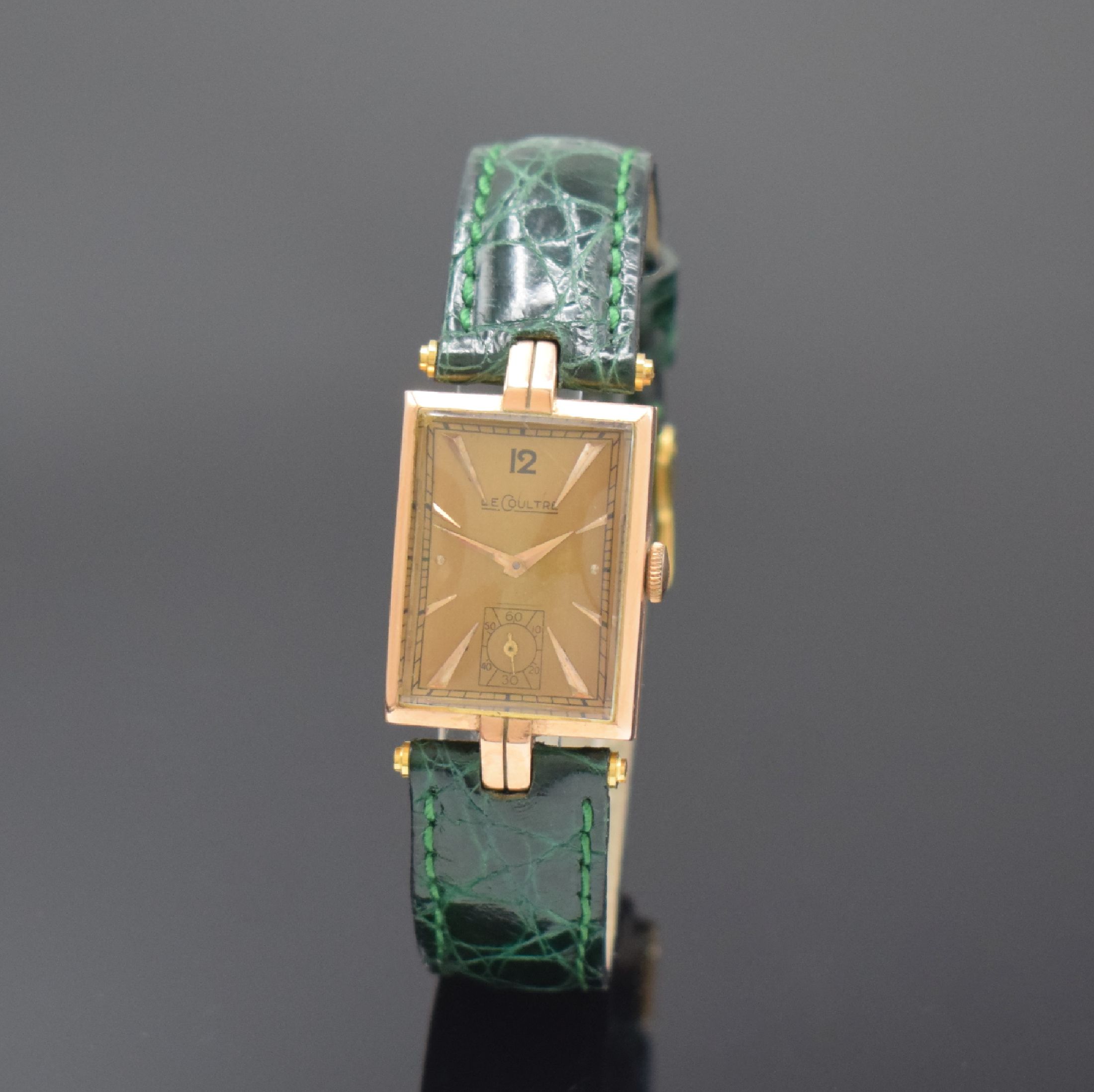 LeCoultre rechteckige Armbanduhr in 14k Rotgold, Schweiz / USA um 1945, Handaufzug, 2-tlg. Geh., Boden aufgedr., gold. Zifferbl. rest., rotgold. ...