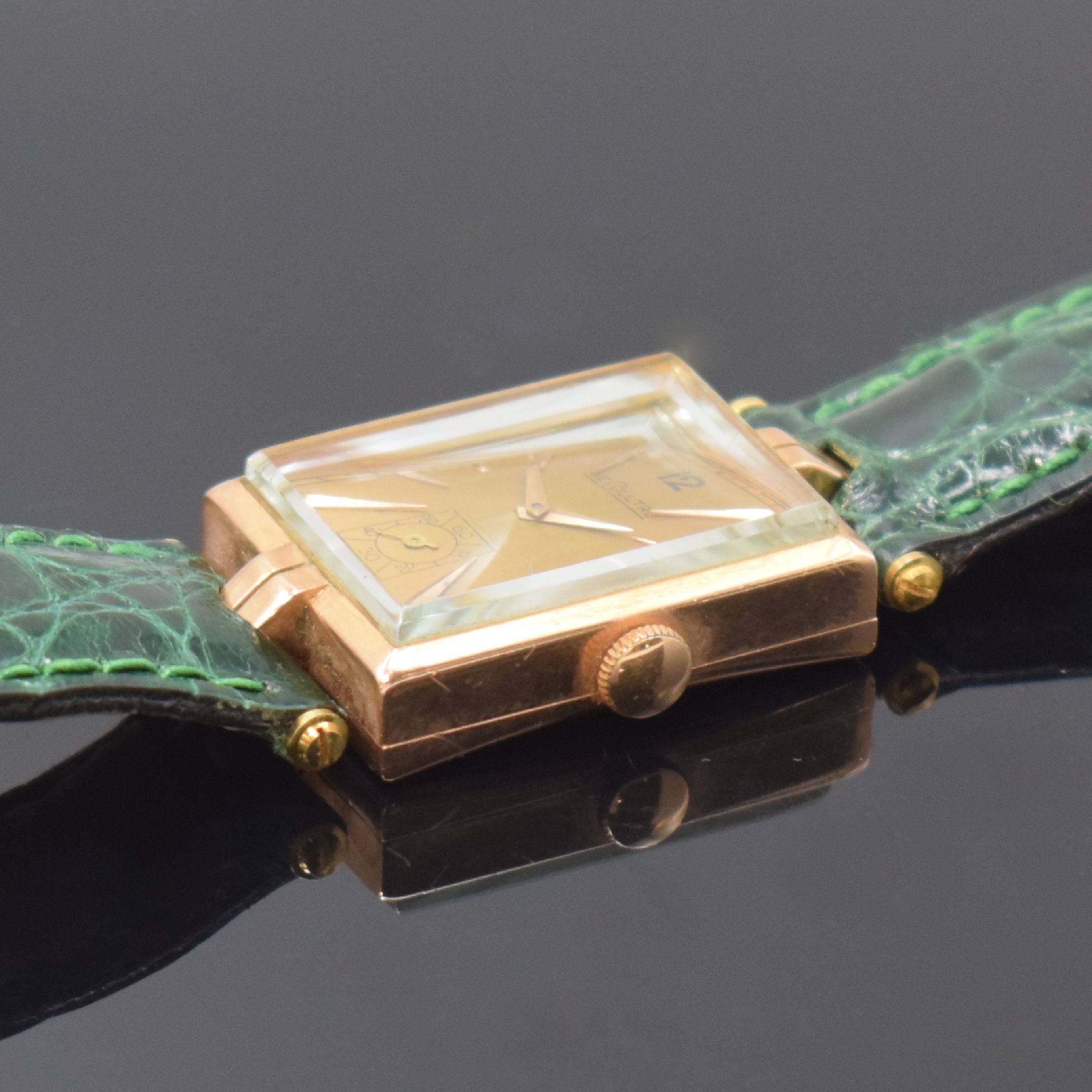 Detail a: LeCoultre rechteckige Armbanduhr in 14k Rotgold, Schweiz / USA um 1945, Handaufzug, 2-tlg. Geh., Boden aufgedr., gold. Zifferbl. rest., rotgold. ...
