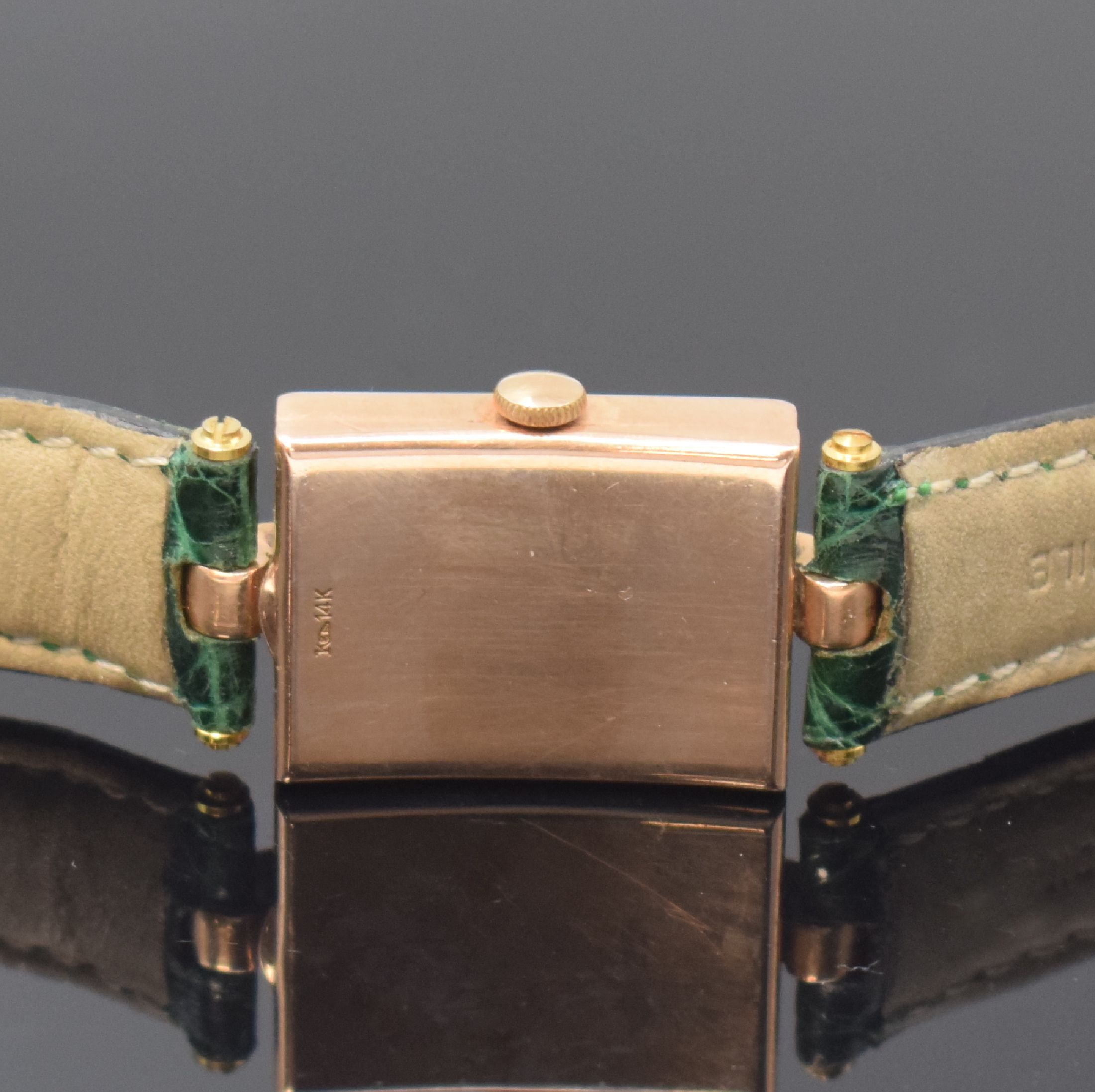 Detail b: LeCoultre rechteckige Armbanduhr in 14k Rotgold, Schweiz / USA um 1945, Handaufzug, 2-tlg. Geh., Boden aufgedr., gold. Zifferbl. rest., rotgold. ...