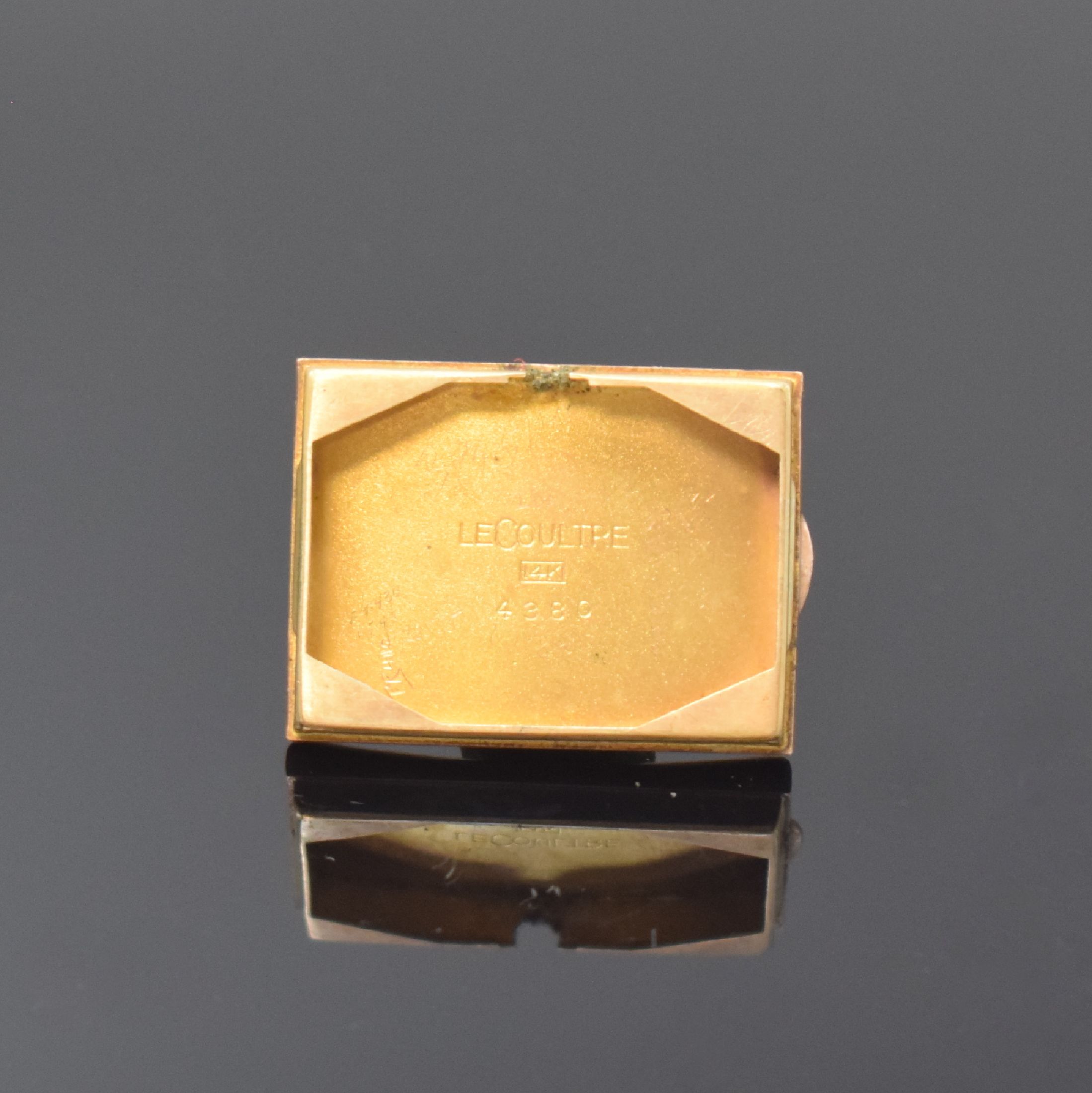 Detail d: LeCoultre rechteckige Armbanduhr in 14k Rotgold, Schweiz / USA um 1945, Handaufzug, 2-tlg. Geh., Boden aufgedr., gold. Zifferbl. rest., rotgold. ...