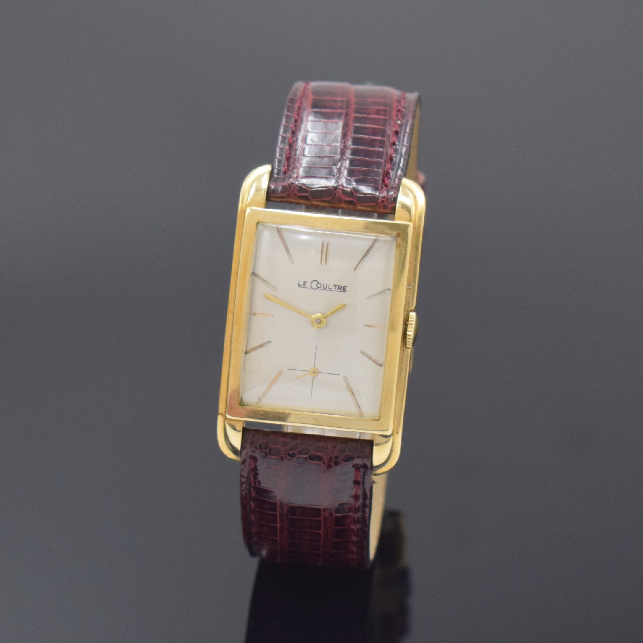 Le COULTRE rechteckige Armbanduhr in 14k goldfilled, Schweiz / USA um 1950, Handaufzug, 2-tlg. Geh., Boden aufgedr., silb. Zifferbl. rest., gold. ...