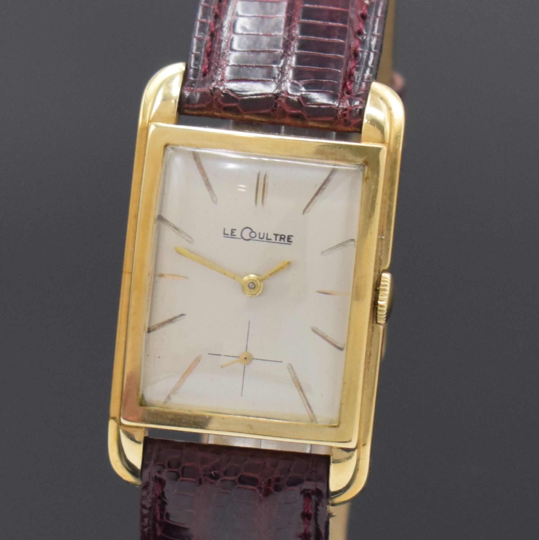 Detail a: Le COULTRE rechteckige Armbanduhr in 14k goldfilled, Schweiz / USA um 1950, Handaufzug, 2-tlg. Geh., Boden aufgedr., silb. Zifferbl. rest., gold. ...