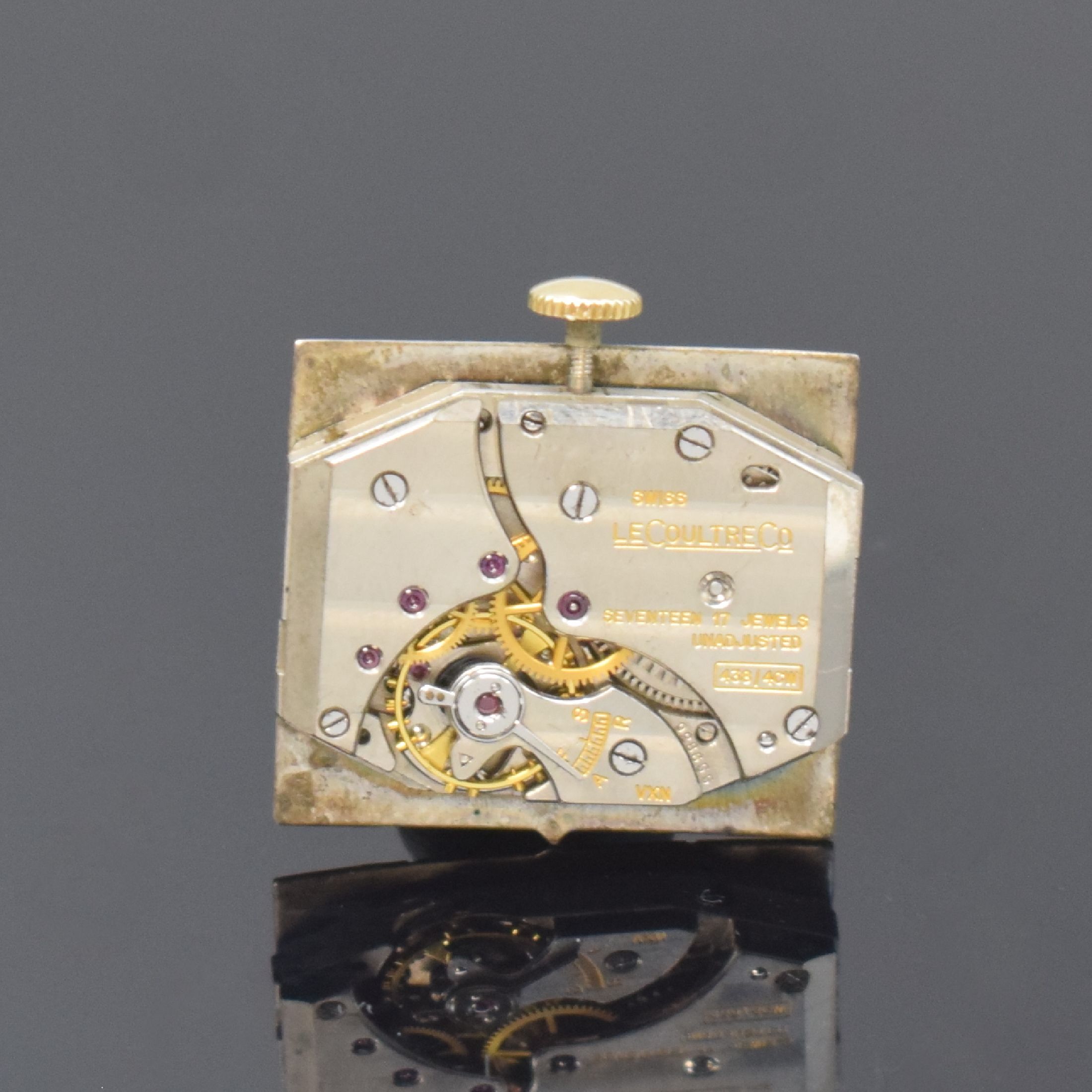 Detail d: Le COULTRE rechteckige Armbanduhr in 14k goldfilled, Schweiz / USA um 1950, Handaufzug, 2-tlg. Geh., Boden aufgedr., silb. Zifferbl. rest., gold. ...