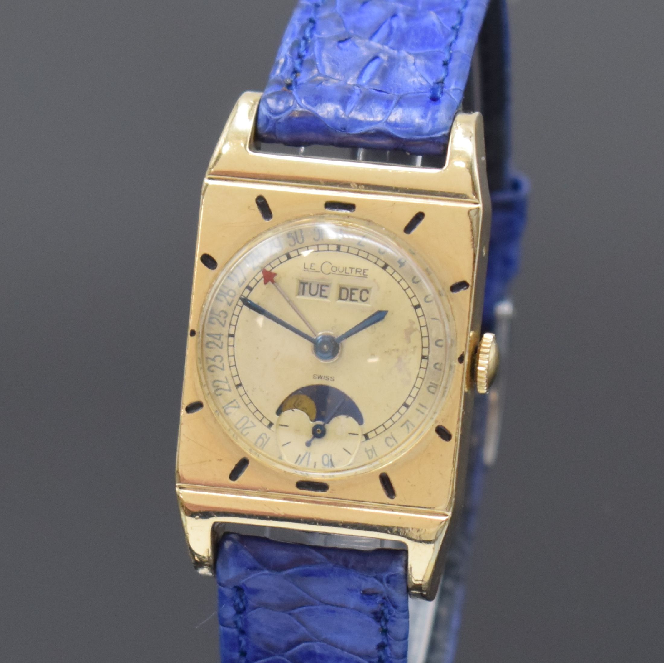 Detail a: Le COULTRE rechteckige Armbanduhr mit Vollkalender und Mondphase in 10k goldfilled, Schweiz USA um 1945, Handaufzug, 2-tlg. Geh. m. seitlichen ...