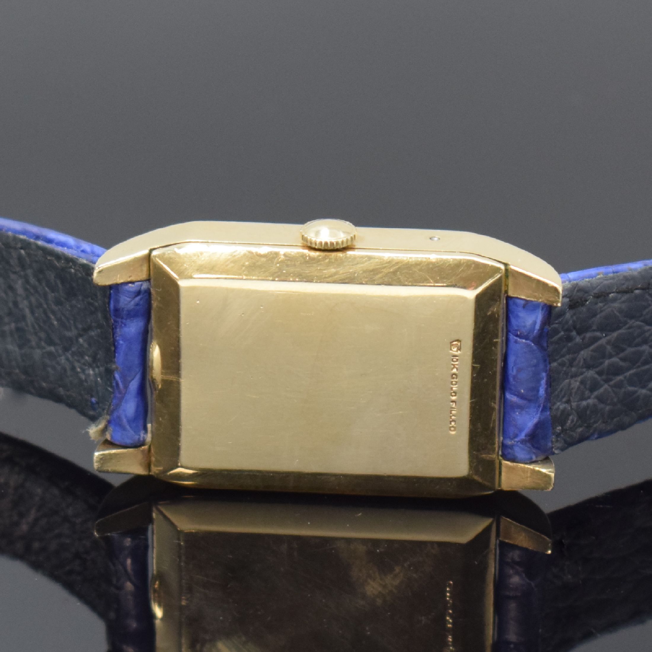 Detail d: Le COULTRE rechteckige Armbanduhr mit Vollkalender und Mondphase in 10k goldfilled, Schweiz USA um 1945, Handaufzug, 2-tlg. Geh. m. seitlichen ...