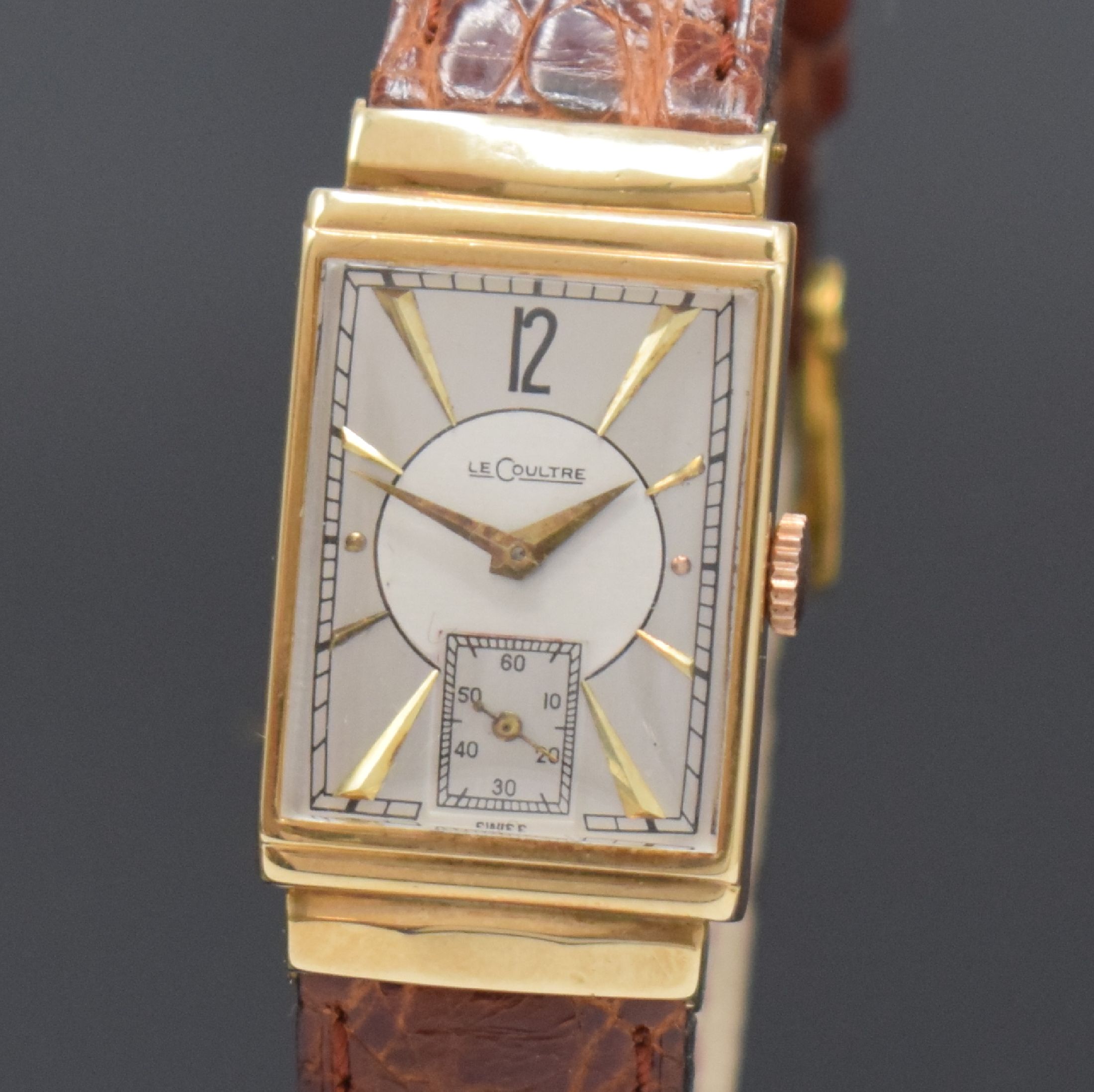 Detail a: LeCoultre rechteckige Armbanduhr in 14k Gelbgold, Schweiz / USA um 1940, Handaufzug, 2-tlg. Geh. m. verd. Anstößen, Boden aufgedr., silb. ...