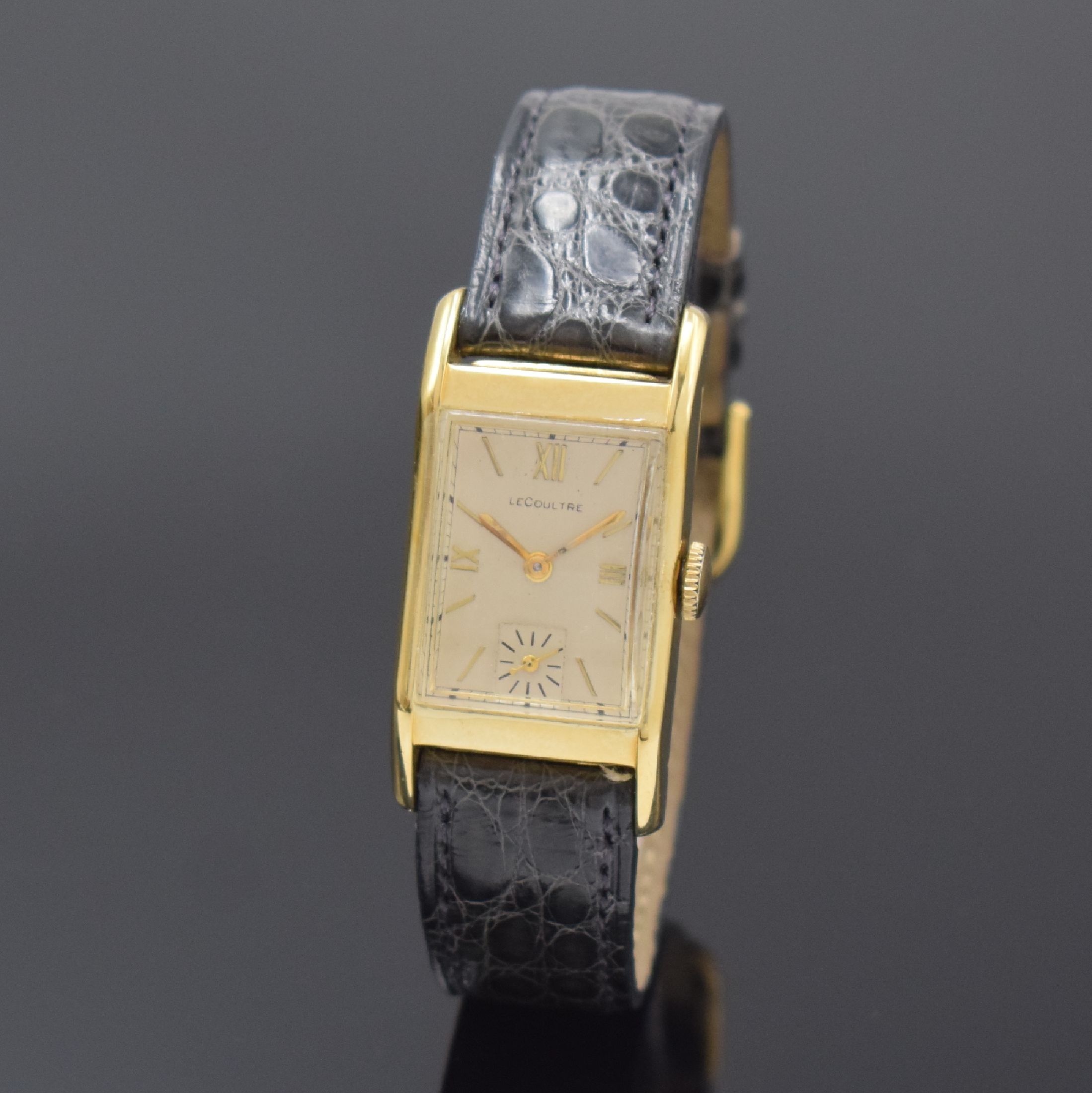 Le COULTRE rechteckige Armbanduhr in GG 585/000, Schweiz um 1945, Handaufzug, 2-tlg. Geh., Boden m. Widmungsgrav. aufgedr., silb. Zifferbl. rest., ...
