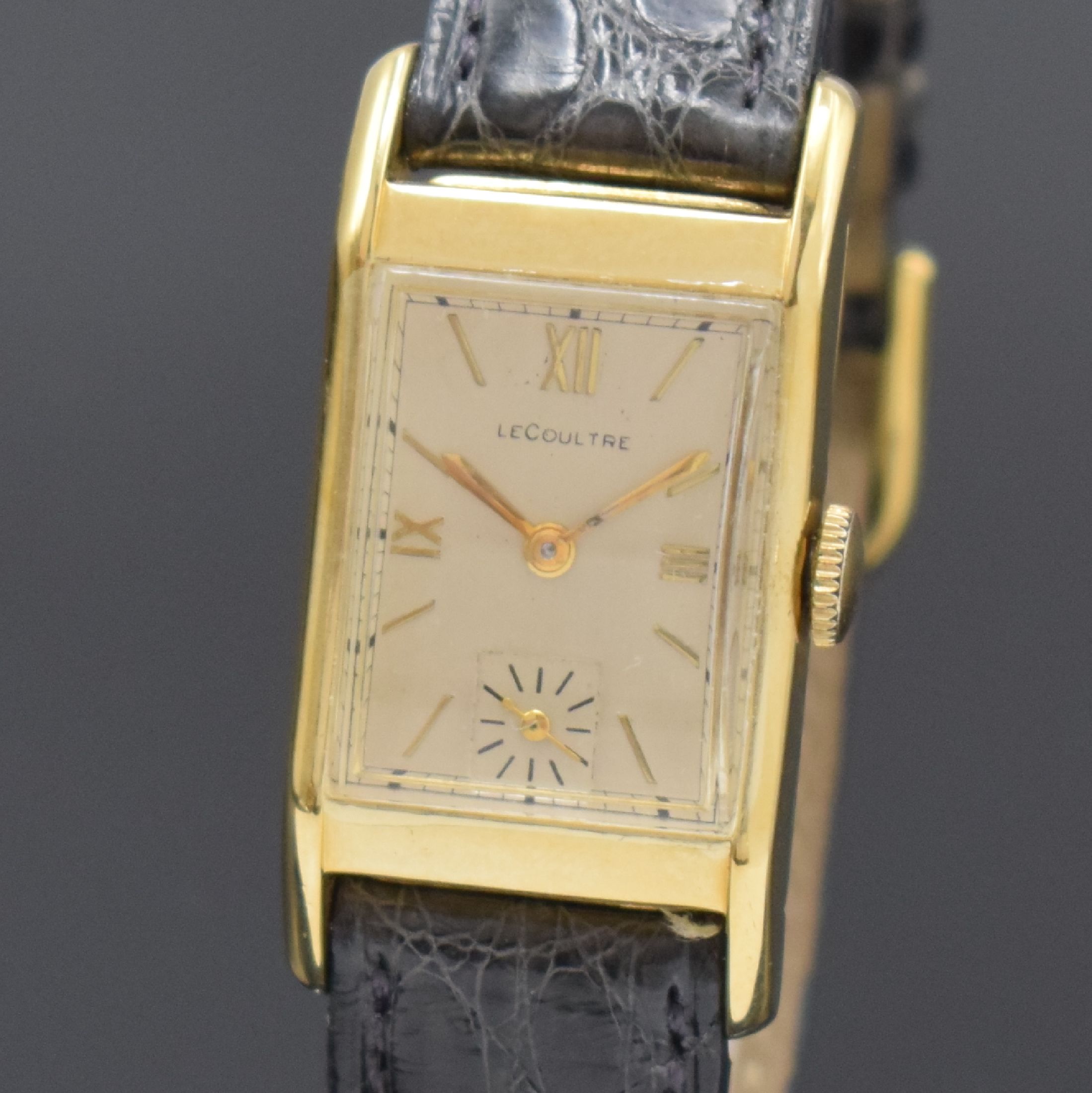Detail a: Le COULTRE rechteckige Armbanduhr in GG 585/000, Schweiz um 1945, Handaufzug, 2-tlg. Geh., Boden m. Widmungsgrav. aufgedr., silb. Zifferbl. rest., ...