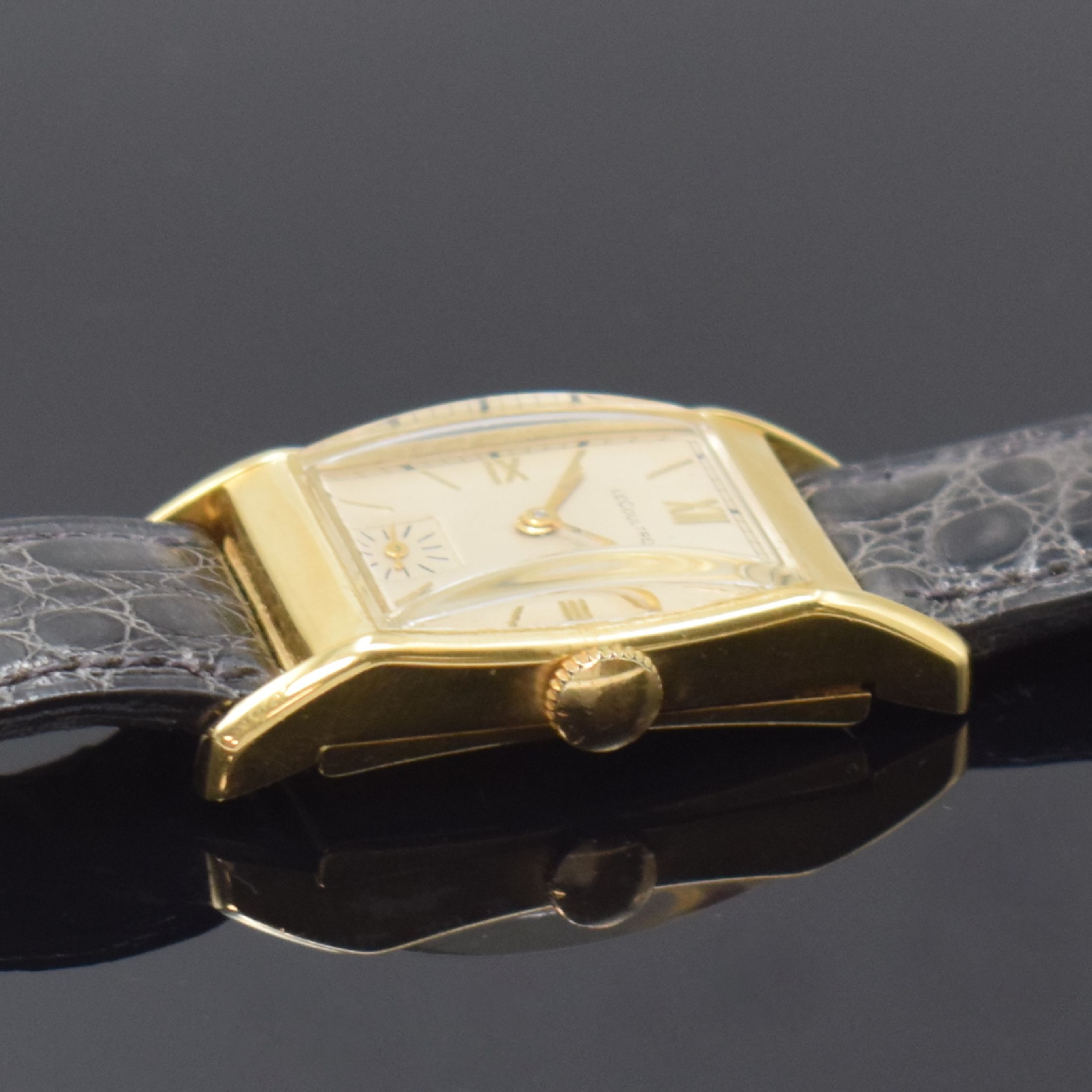 Detail b: Le COULTRE rechteckige Armbanduhr in GG 585/000, Schweiz um 1945, Handaufzug, 2-tlg. Geh., Boden m. Widmungsgrav. aufgedr., silb. Zifferbl. rest., ...