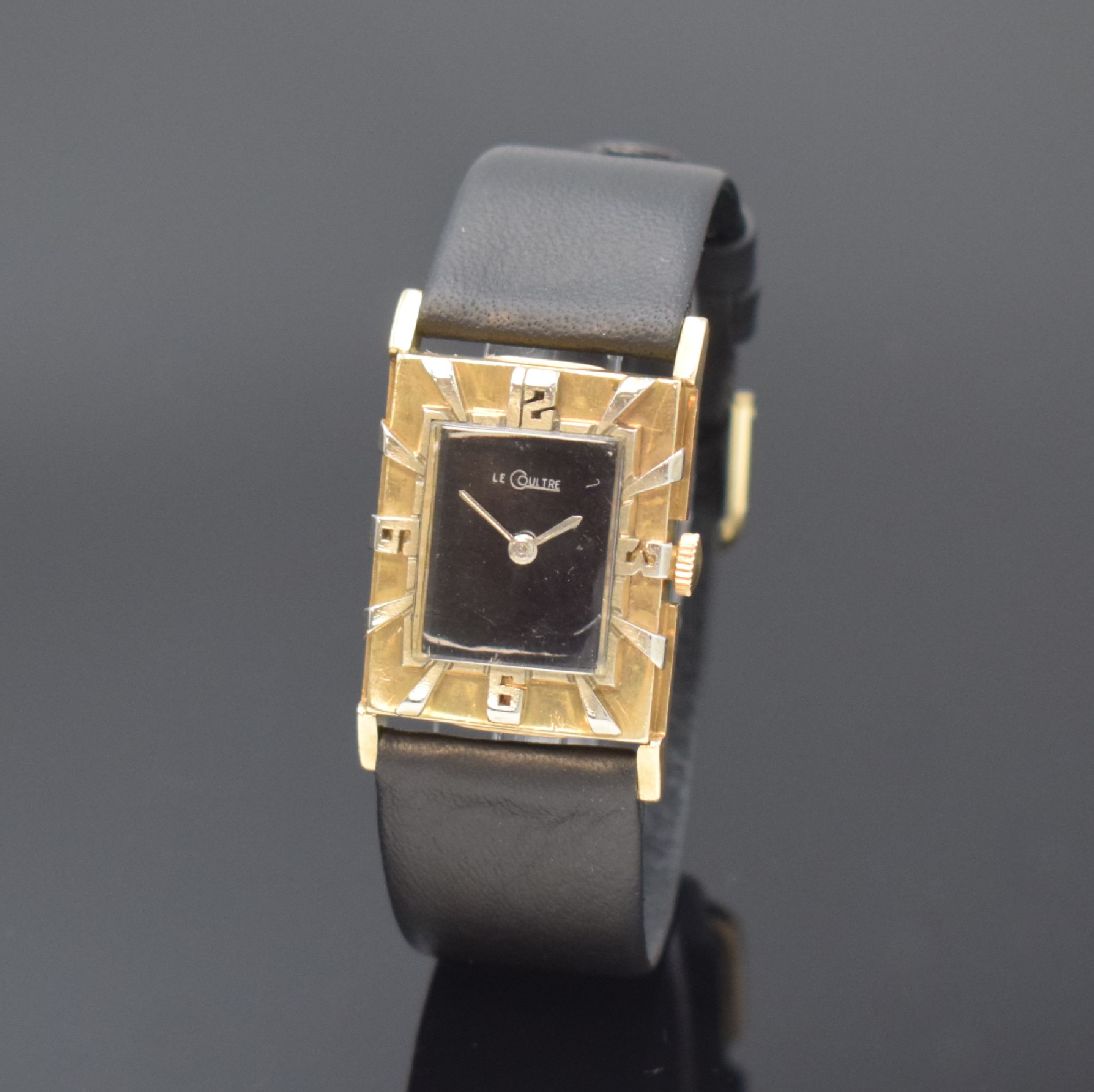 LeCoultre ausgefallene rechteckige Armbanduhr in GG 585/000, Schweiz / USA um 1945, Handaufzug, 2-tlg. Geh., Boden aufgedr., plastische, aufges. ...
