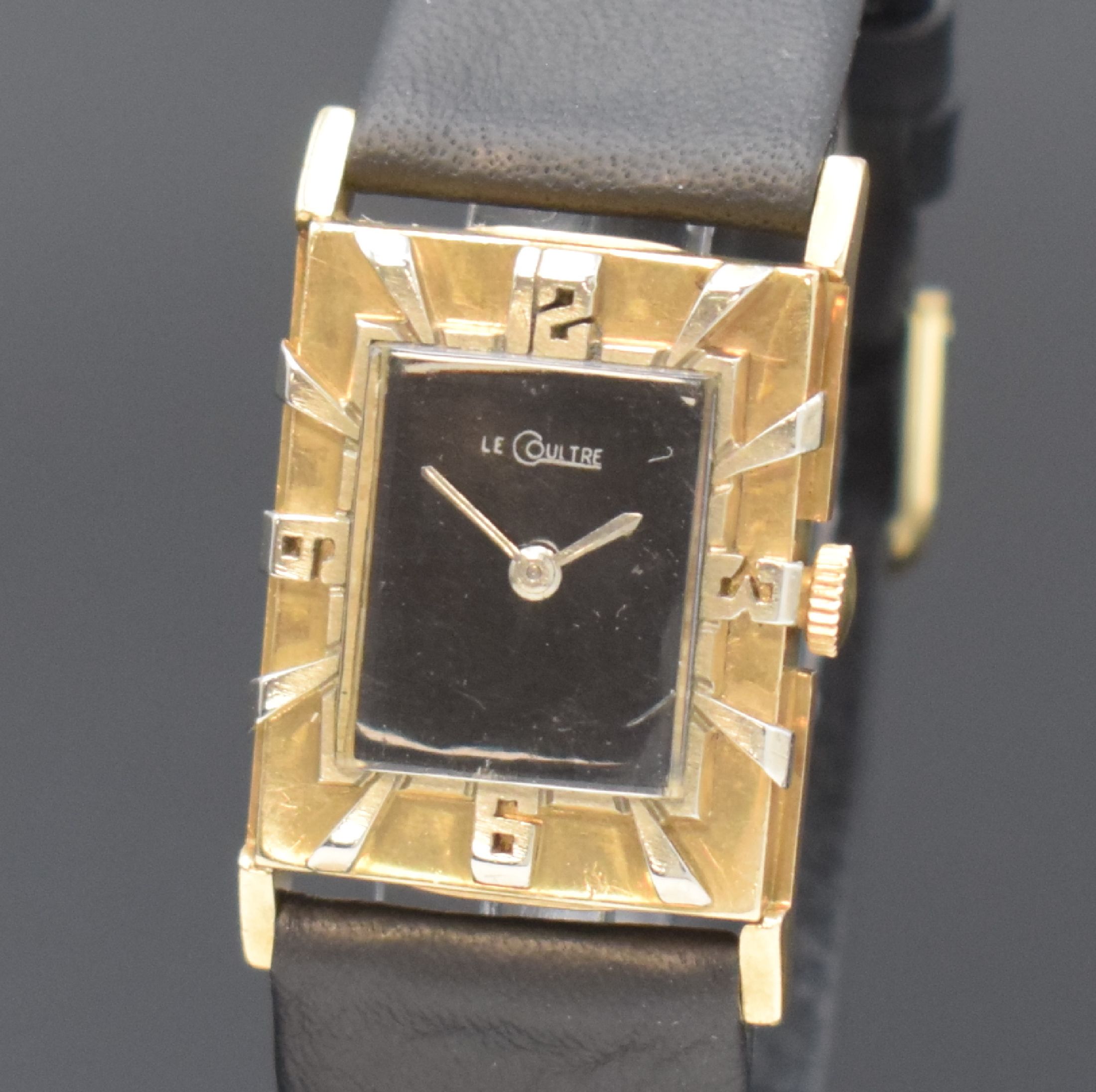 Detail a: LeCoultre ausgefallene rechteckige Armbanduhr in GG 585/000, Schweiz / USA um 1945, Handaufzug, 2-tlg. Geh., Boden aufgedr., plastische, aufges. ...