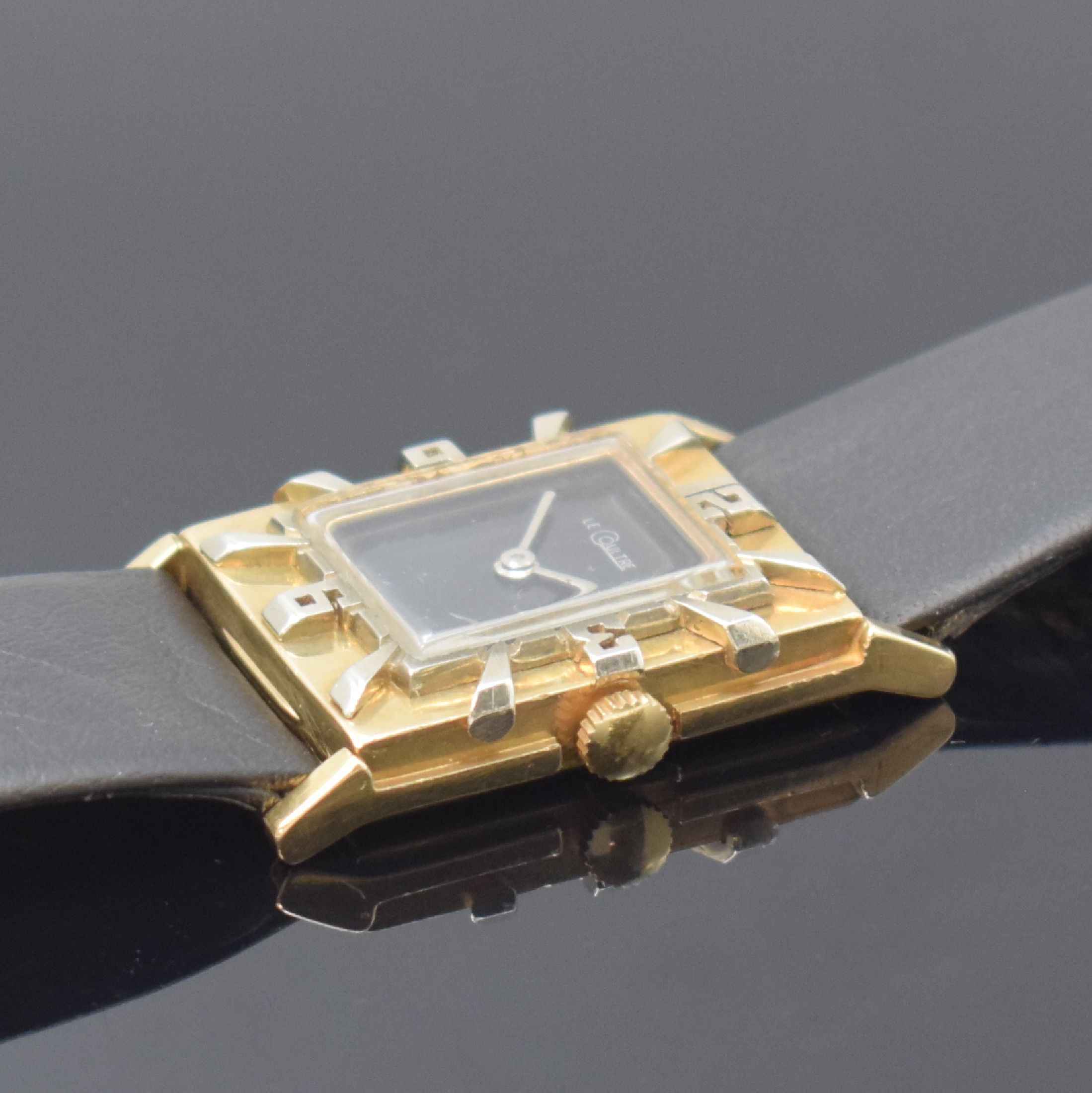 Detail b: LeCoultre ausgefallene rechteckige Armbanduhr in GG 585/000, Schweiz / USA um 1945, Handaufzug, 2-tlg. Geh., Boden aufgedr., plastische, aufges. ...