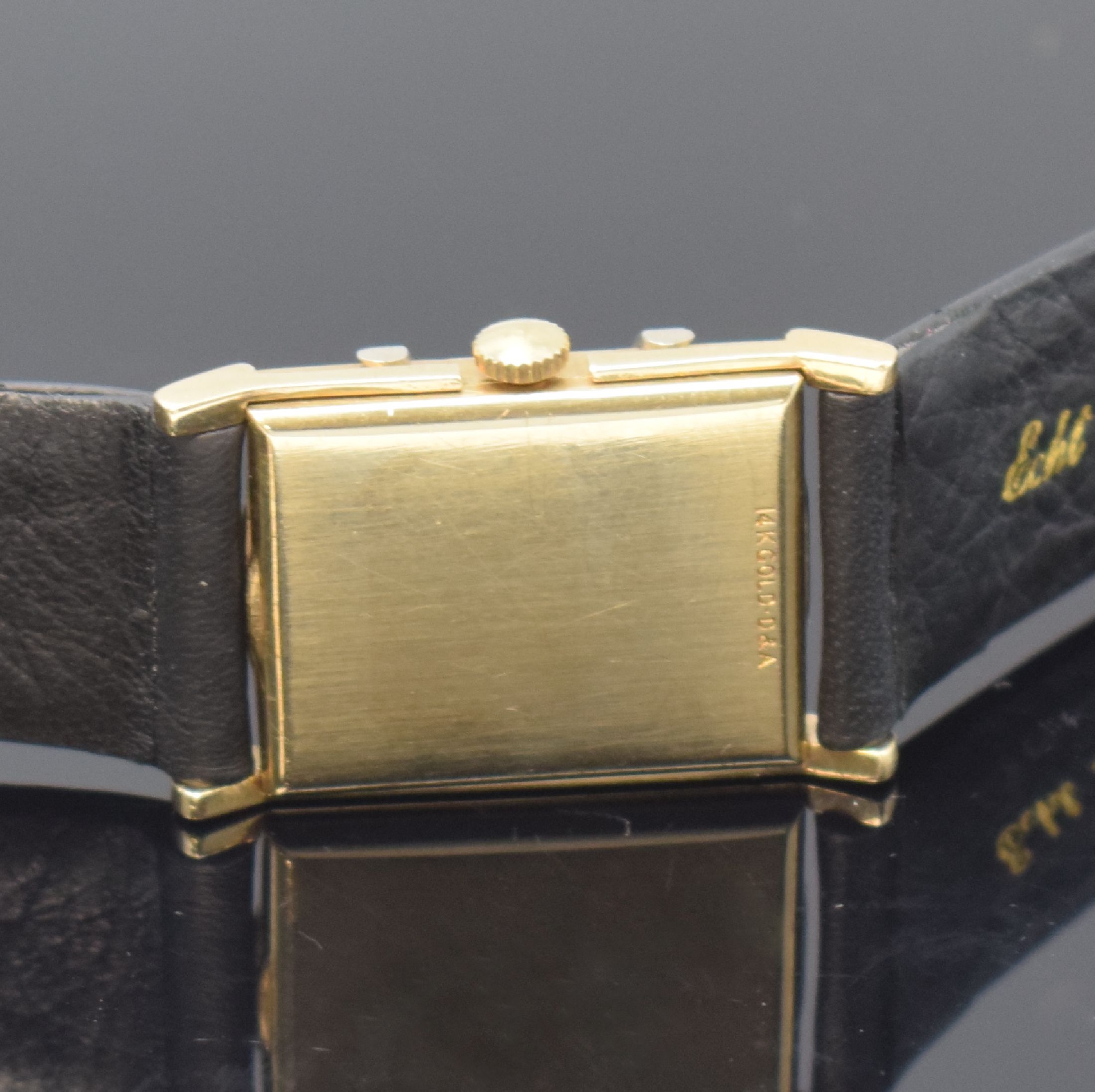 Detail c: LeCoultre ausgefallene rechteckige Armbanduhr in GG 585/000, Schweiz / USA um 1945, Handaufzug, 2-tlg. Geh., Boden aufgedr., plastische, aufges. ...