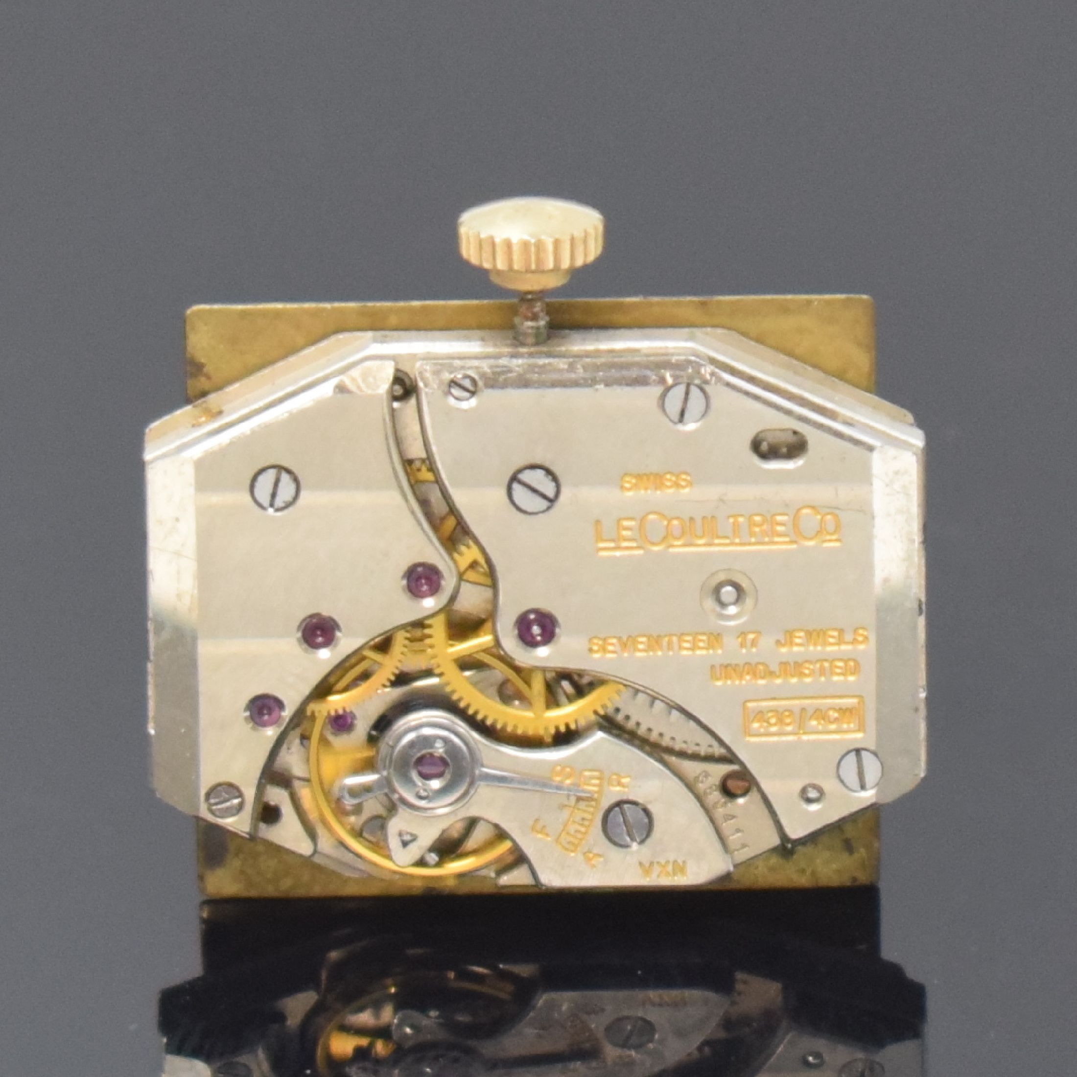 Detail d: LeCoultre ausgefallene rechteckige Armbanduhr in GG 585/000, Schweiz / USA um 1945, Handaufzug, 2-tlg. Geh., Boden aufgedr., plastische, aufges. ...