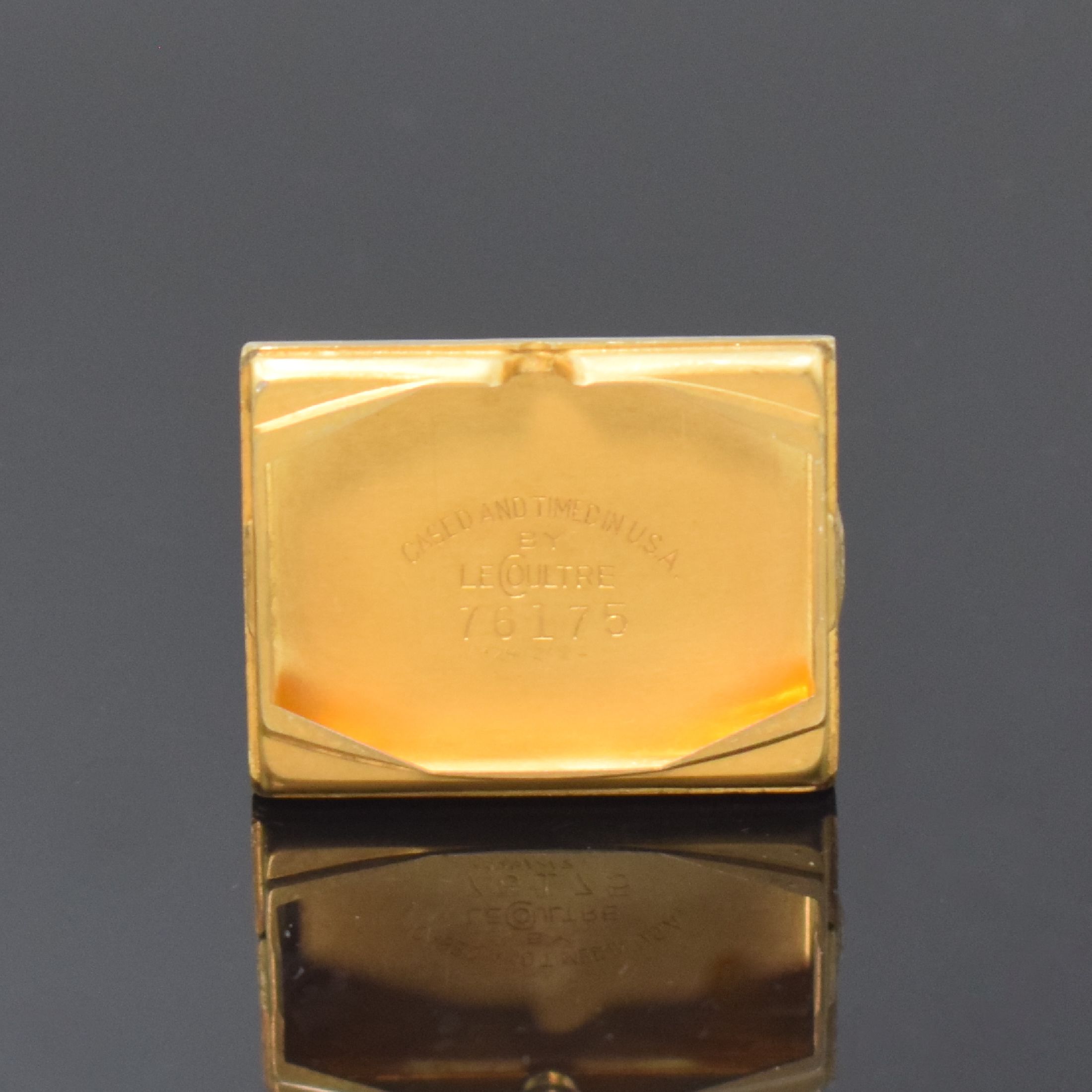 Detail e: LeCoultre ausgefallene rechteckige Armbanduhr in GG 585/000, Schweiz / USA um 1945, Handaufzug, 2-tlg. Geh., Boden aufgedr., plastische, aufges. ...