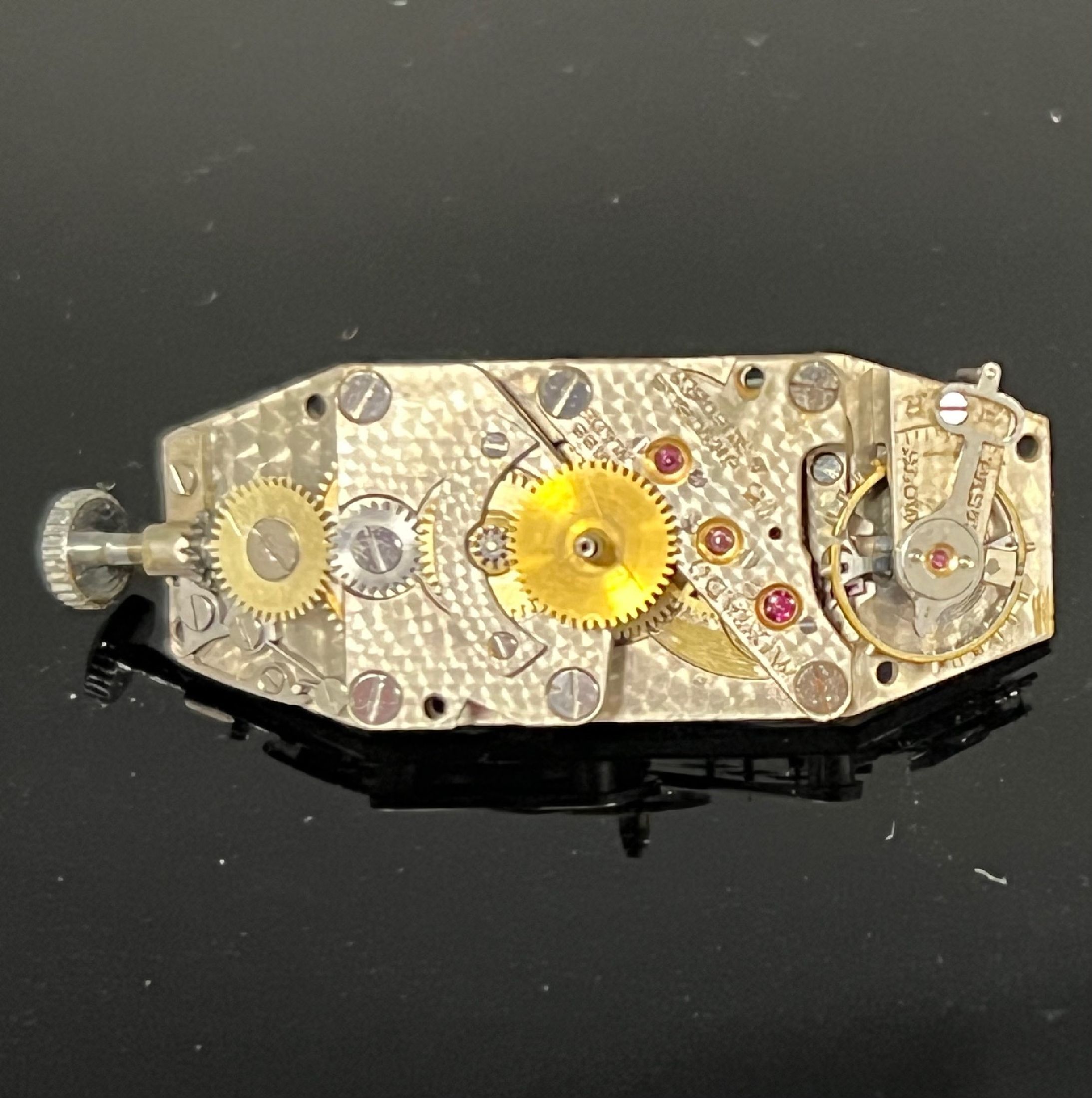 Detail e: MOVADO Polyplan Referenz 4009 seltene, große rechteckige Armbanduhr in WG 750/000, Schweiz um 1915, Handaufzug, stark gebogenes Scharniergeh., silb. ...