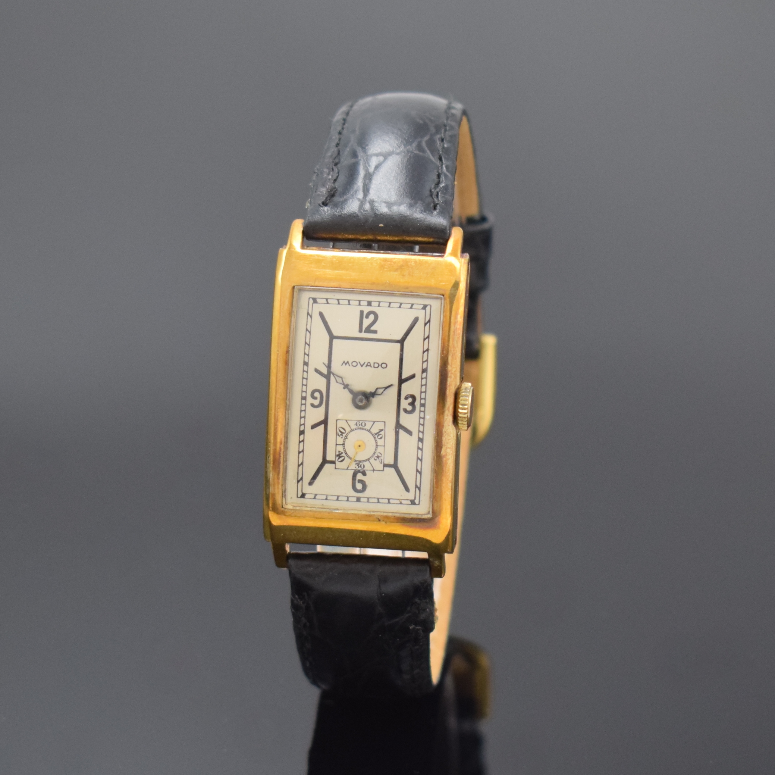 MOVADO rechteckige Armbanduhr Referenz 91813 in GG 375/000, Schweiz f. England um 1935, Handaufzug, Scharniergeh. m. Monogramm-Grav., silb. Zifferbl. ...