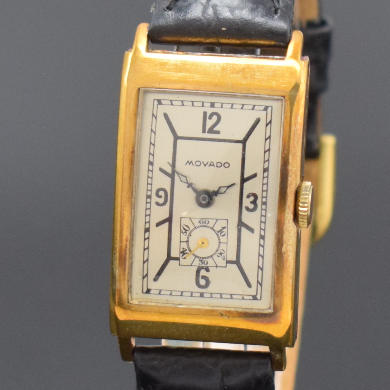 Detail a: MOVADO rechteckige Armbanduhr Referenz 91813 in GG 375/000, Schweiz f. England um 1935, Handaufzug, Scharniergeh. m. Monogramm-Grav., silb. Zifferbl. ...