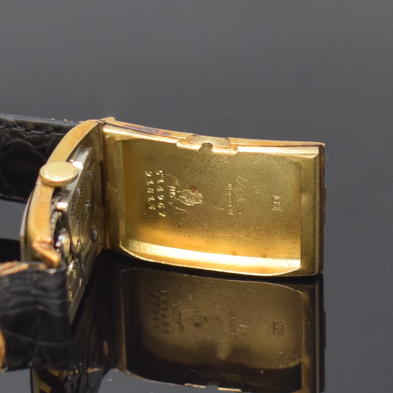 Detail d: MOVADO rechteckige Armbanduhr Referenz 91813 in GG 375/000, Schweiz f. England um 1935, Handaufzug, Scharniergeh. m. Monogramm-Grav., silb. Zifferbl. ...