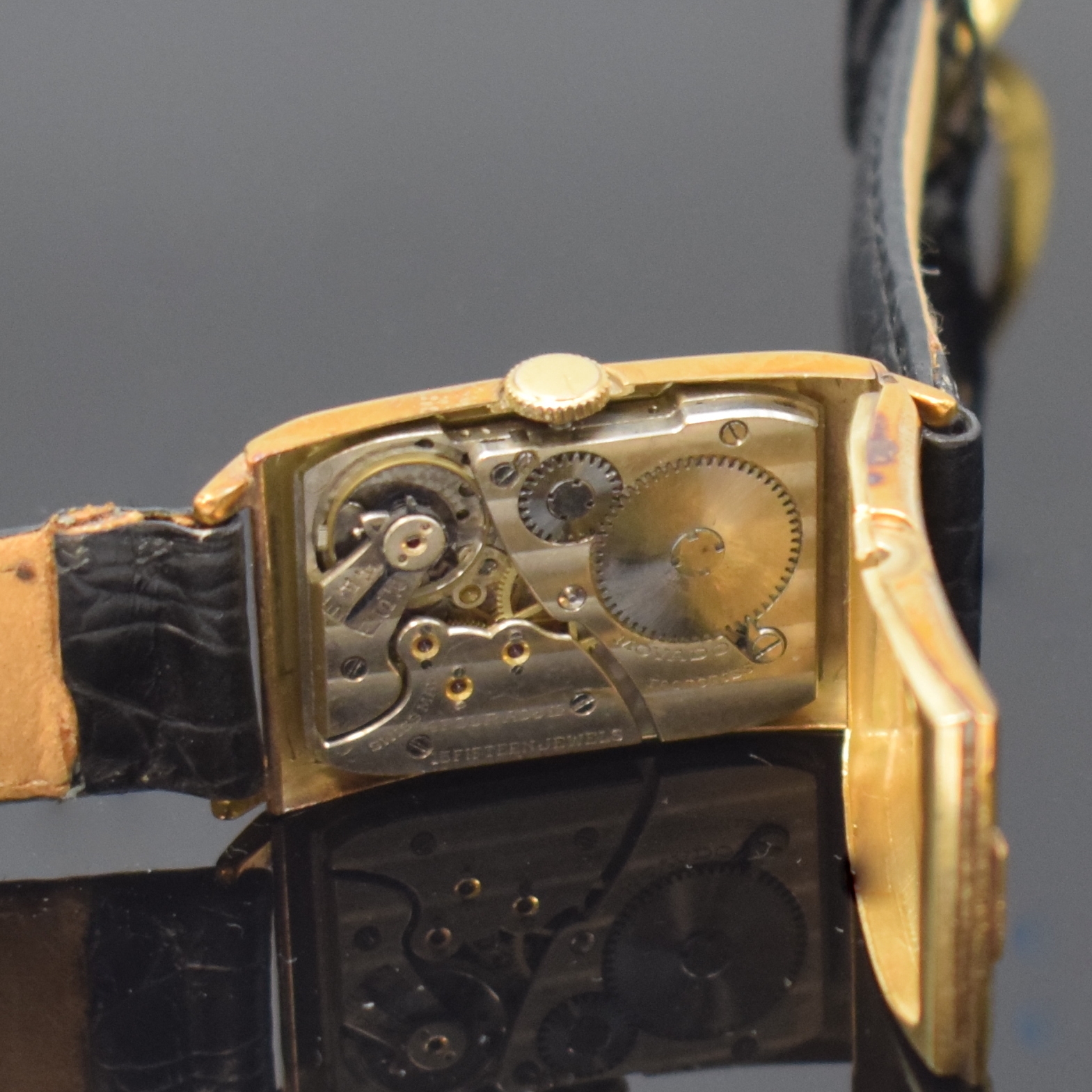 Detail e: MOVADO rechteckige Armbanduhr Referenz 91813 in GG 375/000, Schweiz f. England um 1935, Handaufzug, Scharniergeh. m. Monogramm-Grav., silb. Zifferbl. ...