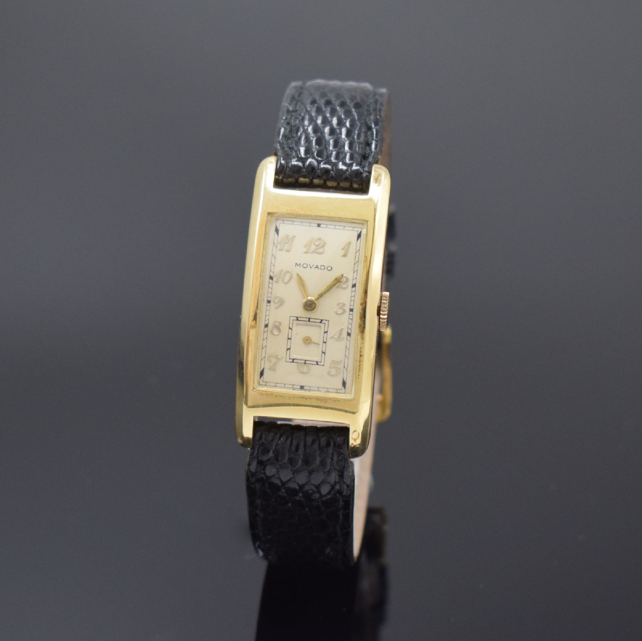 MOVADO rechteckige Armbanduhr Referenz 42246 in GG 585/000, Schweiz um 1935, Handaufzug, 2-tlg. Geh., Boden m. Namensgravur aufgedr., silb. Zifferbl. ...