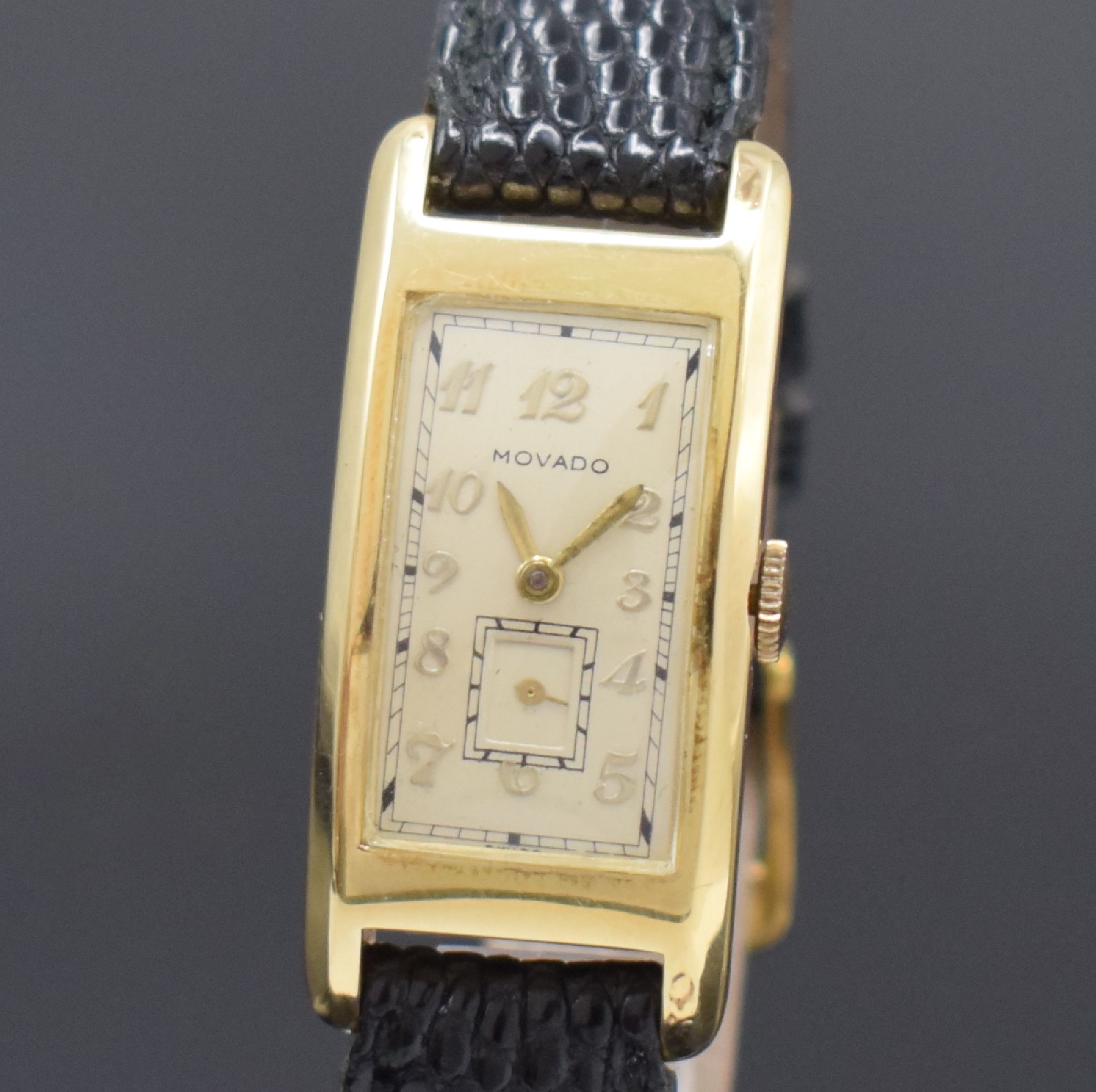 Detail a: MOVADO rechteckige Armbanduhr Referenz 42246 in GG 585/000, Schweiz um 1935, Handaufzug, 2-tlg. Geh., Boden m. Namensgravur aufgedr., silb. Zifferbl. ...