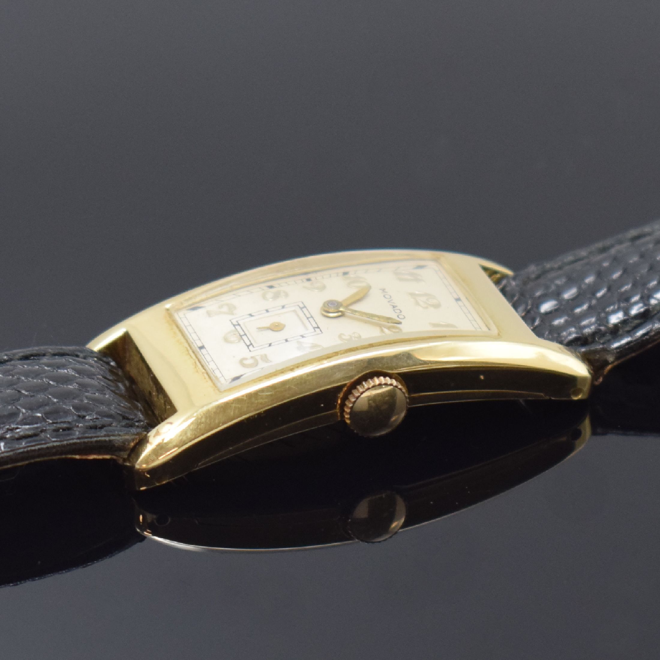 Detail b: MOVADO rechteckige Armbanduhr Referenz 42246 in GG 585/000, Schweiz um 1935, Handaufzug, 2-tlg. Geh., Boden m. Namensgravur aufgedr., silb. Zifferbl. ...