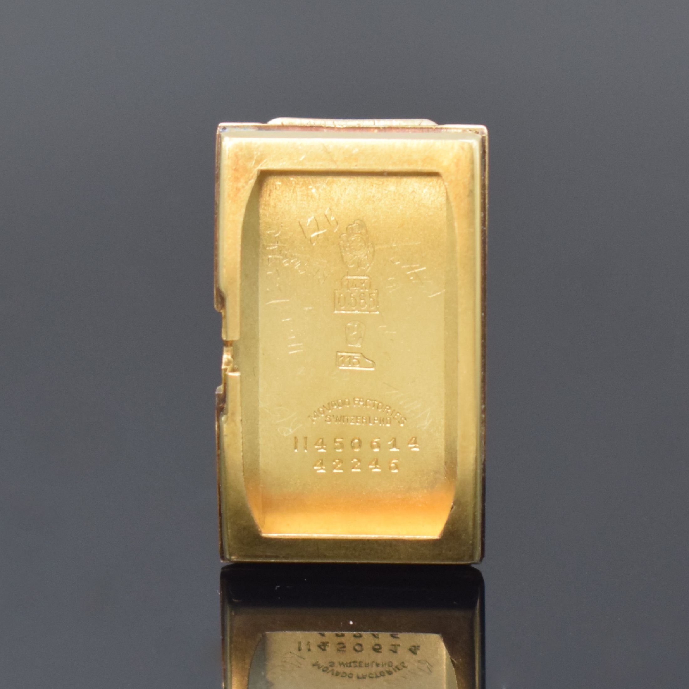 Detail d: MOVADO rechteckige Armbanduhr Referenz 42246 in GG 585/000, Schweiz um 1935, Handaufzug, 2-tlg. Geh., Boden m. Namensgravur aufgedr., silb. Zifferbl. ...