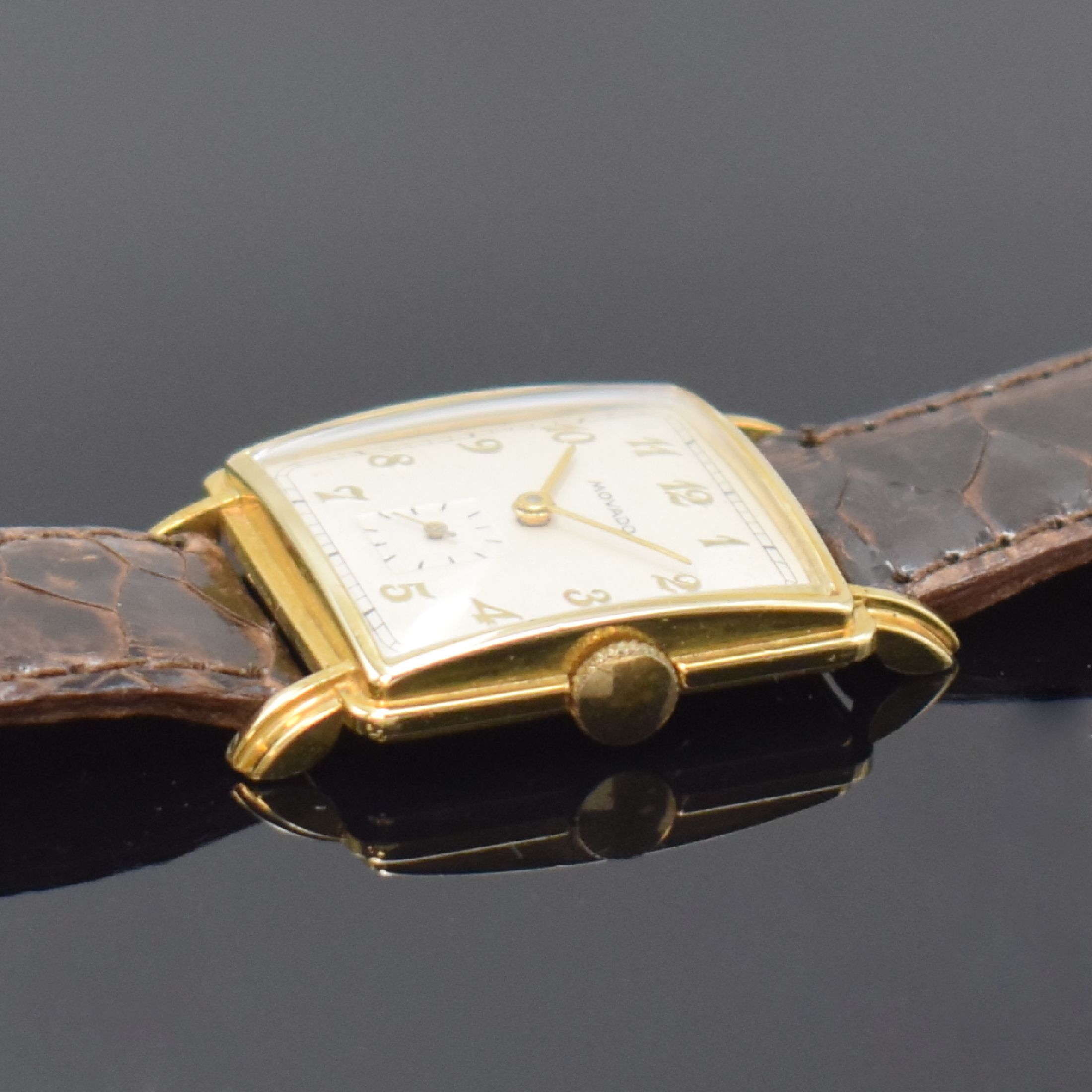 Detail b: MOVADO quadratische Armbanduhr Referenz 43913 in GG 585/000, Schweiz / USA um 1945, Handaufzug, 2-tlg. Geh., Boden aufgedr., silb. Zifferbl. rest., ...