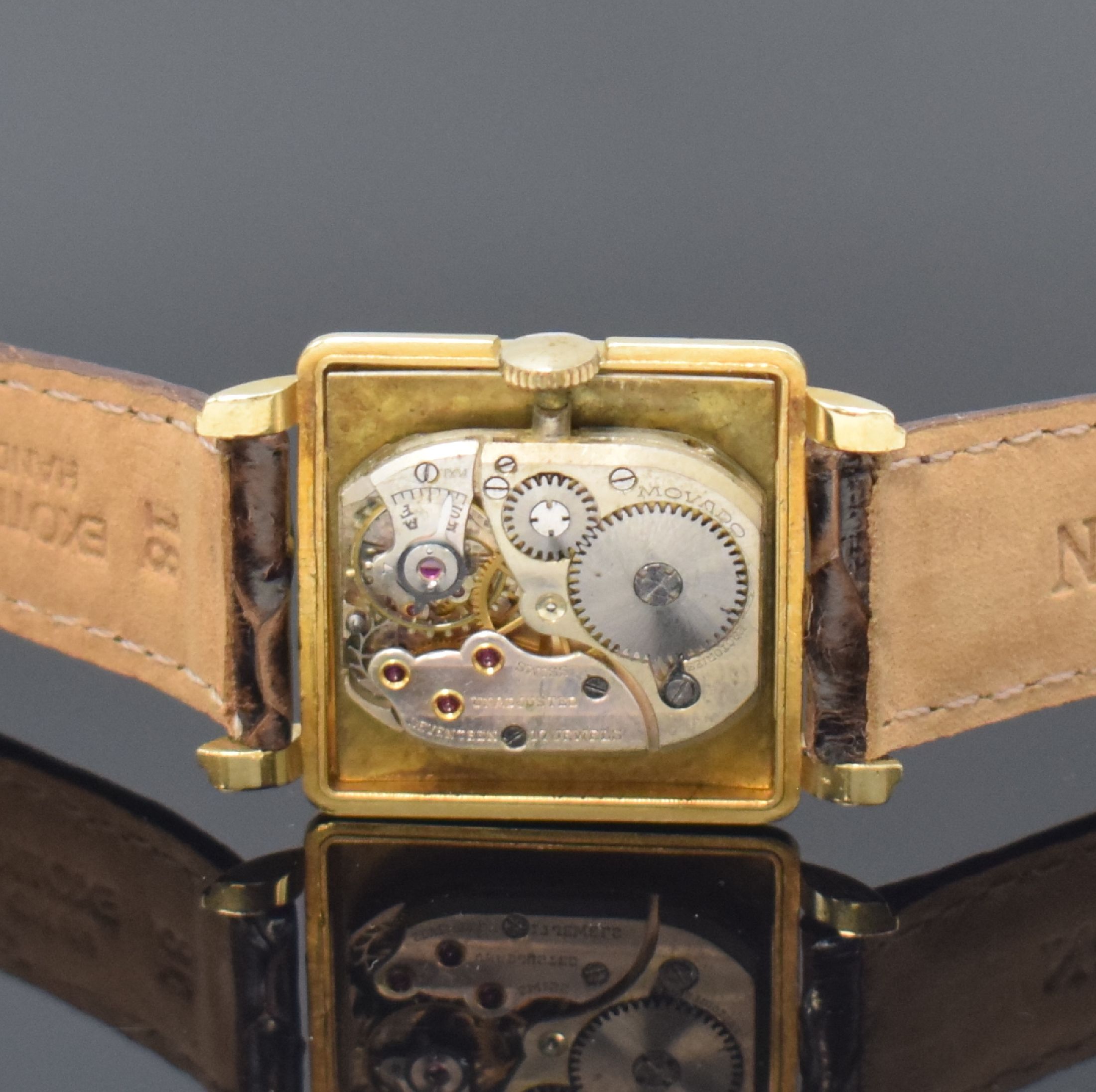 Detail d: MOVADO quadratische Armbanduhr Referenz 43913 in GG 585/000, Schweiz / USA um 1945, Handaufzug, 2-tlg. Geh., Boden aufgedr., silb. Zifferbl. rest., ...