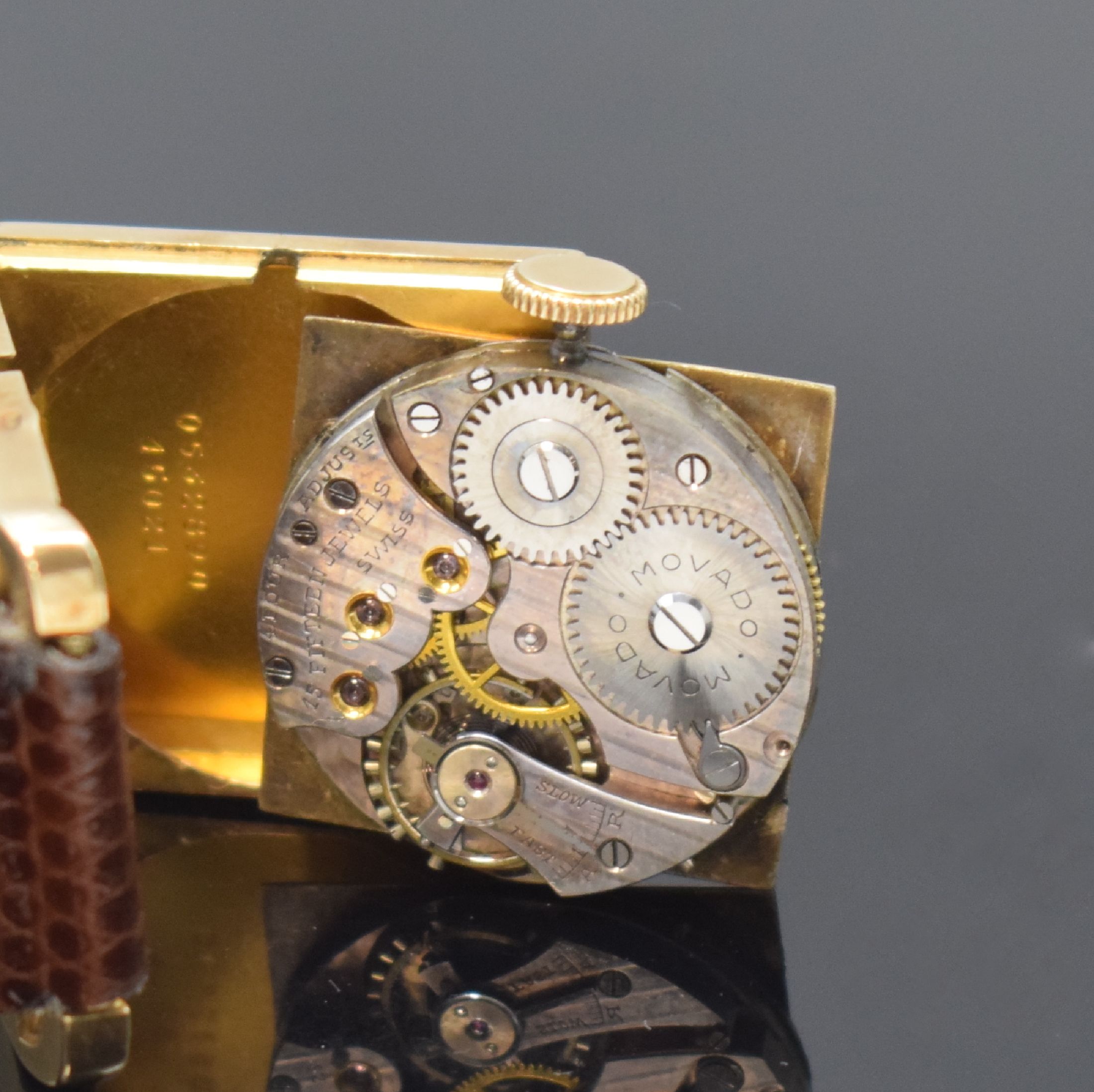Detail e: MOVADO Chronometre frühe, quadratische Armbanduhr Referenz 45021 in GG 585/000, Schweiz um 1925, Handaufzug, Scharniergeh. m. ausgefallenen ...