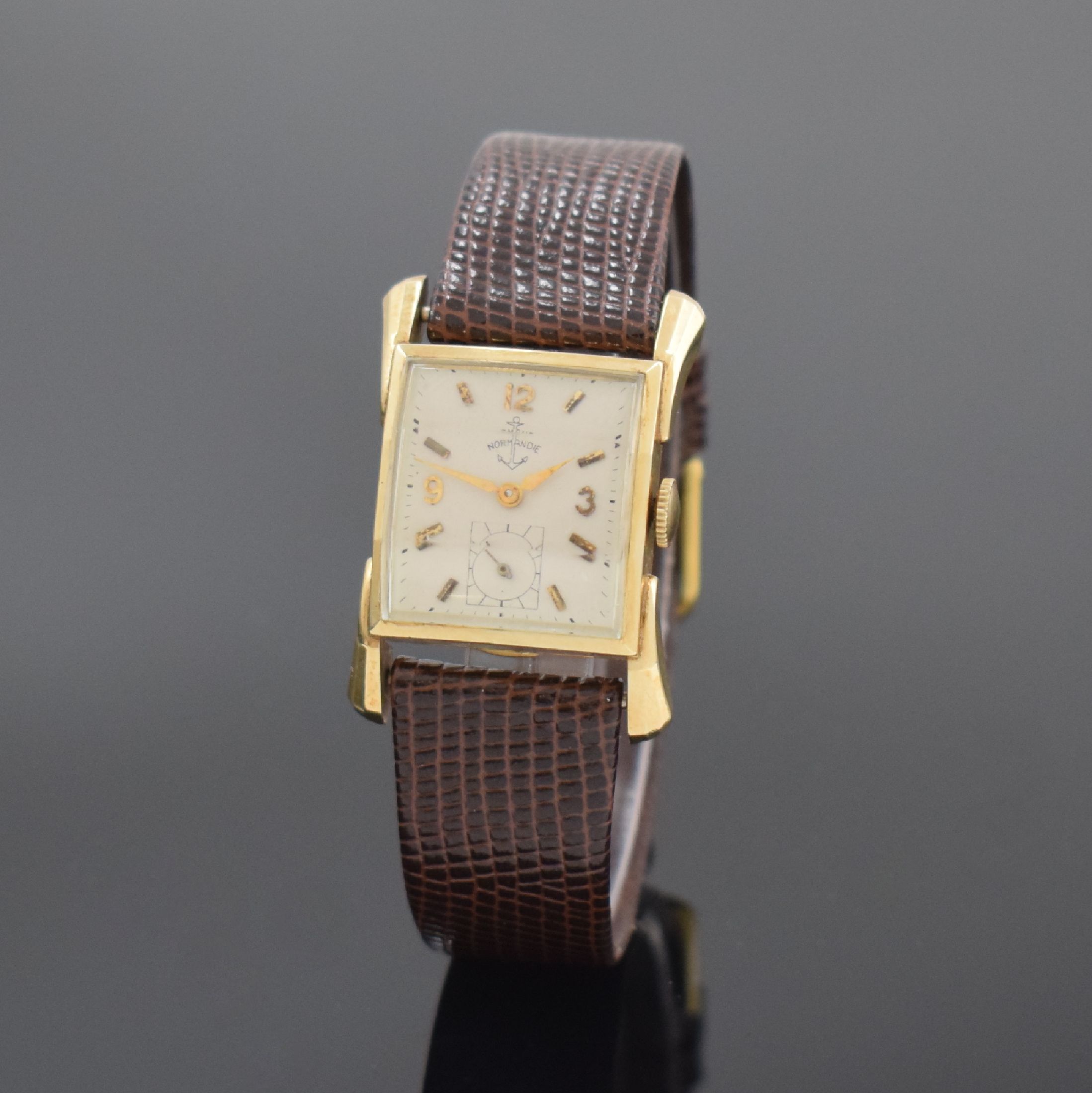 NORMANDIE rechteckige Armbanduhr in 14k Gelbgold, Schweiz / USA um 1950, Handaufzug, 2-tlg. Geh., Boden aufgedr., nach außen geschweifte, ...
