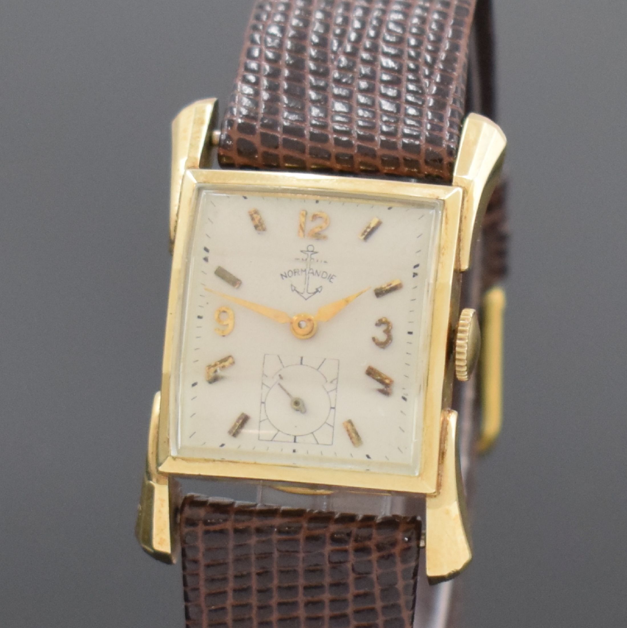 Detail a: NORMANDIE rechteckige Armbanduhr in 14k Gelbgold, Schweiz / USA um 1950, Handaufzug, 2-tlg. Geh., Boden aufgedr., nach außen geschweifte, ...