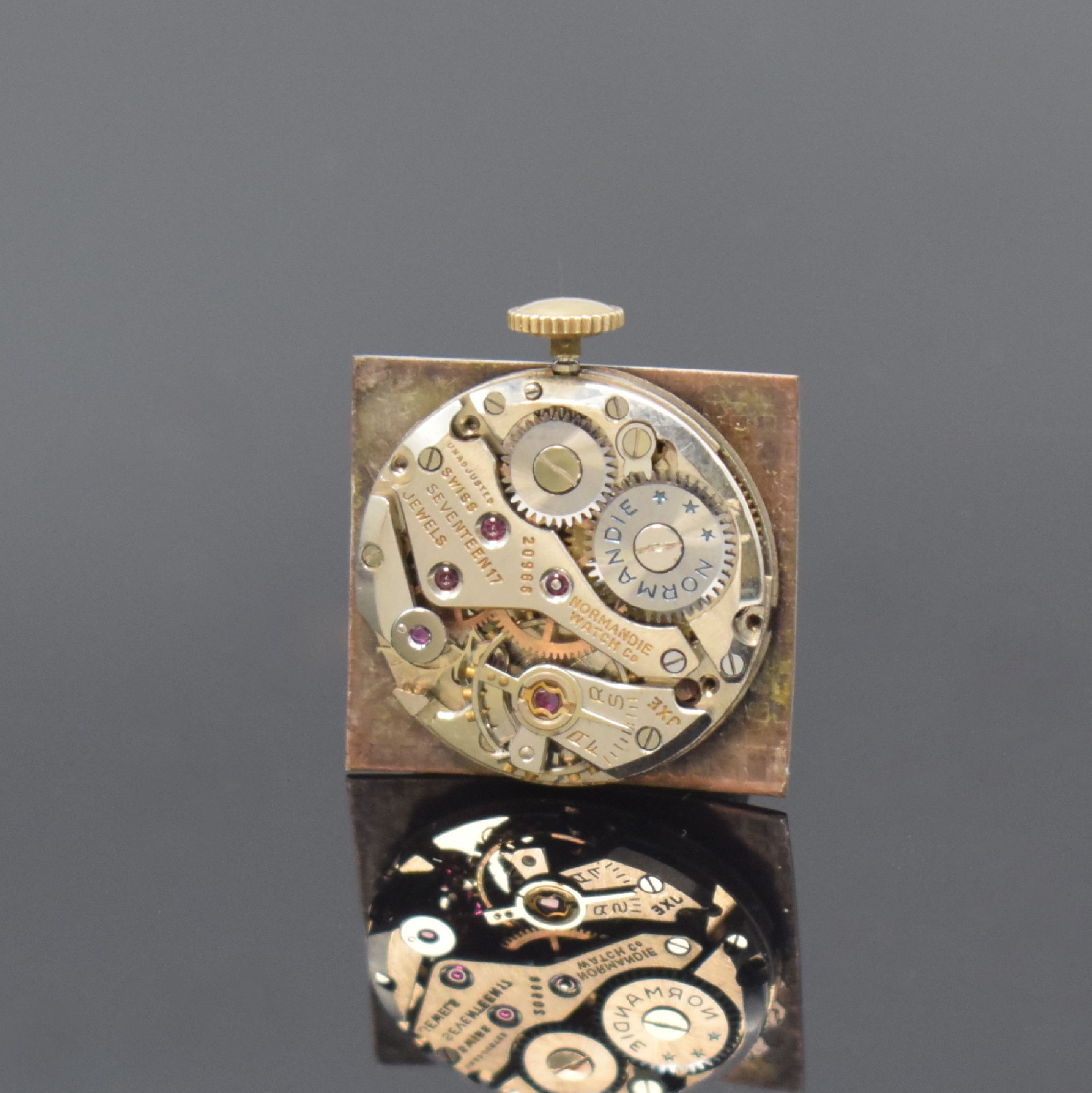 Detail e: NORMANDIE rechteckige Armbanduhr in 14k Gelbgold, Schweiz / USA um 1950, Handaufzug, 2-tlg. Geh., Boden aufgedr., nach außen geschweifte, ...