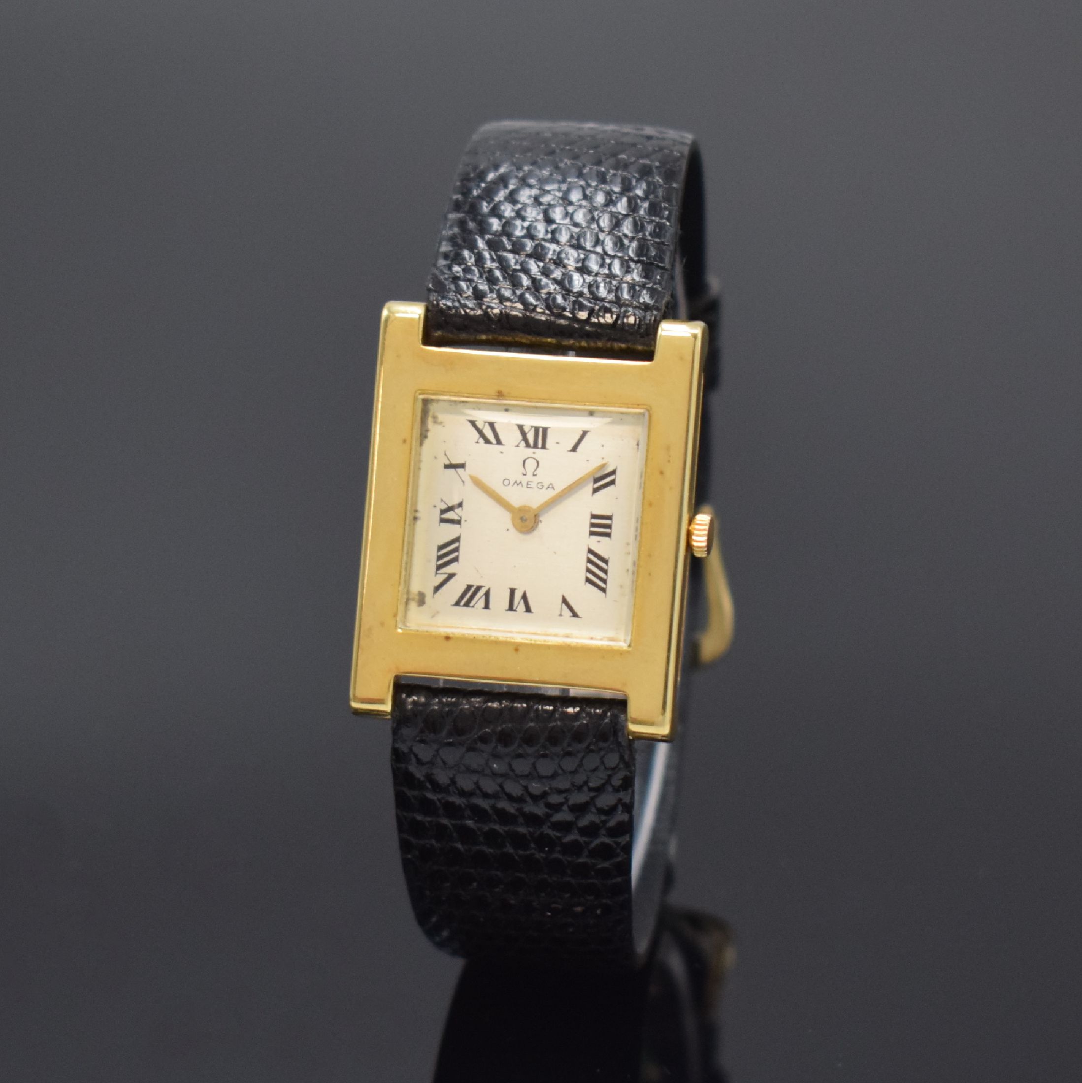 OMEGA rechteckige Armbanduhr Referenz 3981 in GG 750/000, Schweiz um 1960, Handaufzug, flaches Geh. m. aufgedr. Boden, silb. Zifferbl. rest./fl., ...