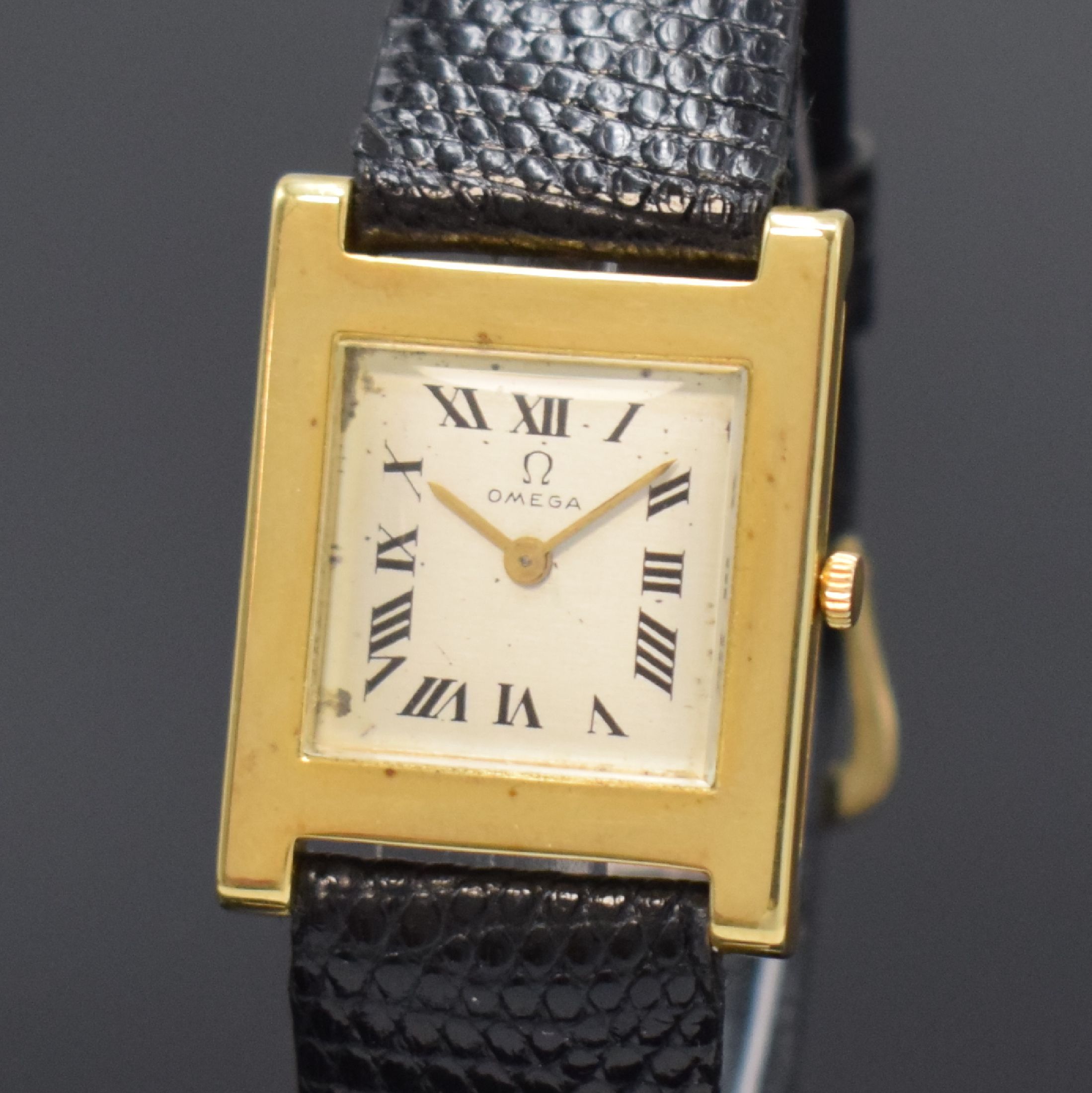 Detail a: OMEGA rechteckige Armbanduhr Referenz 3981 in GG 750/000, Schweiz um 1960, Handaufzug, flaches Geh. m. aufgedr. Boden, silb. Zifferbl. rest./fl., ...