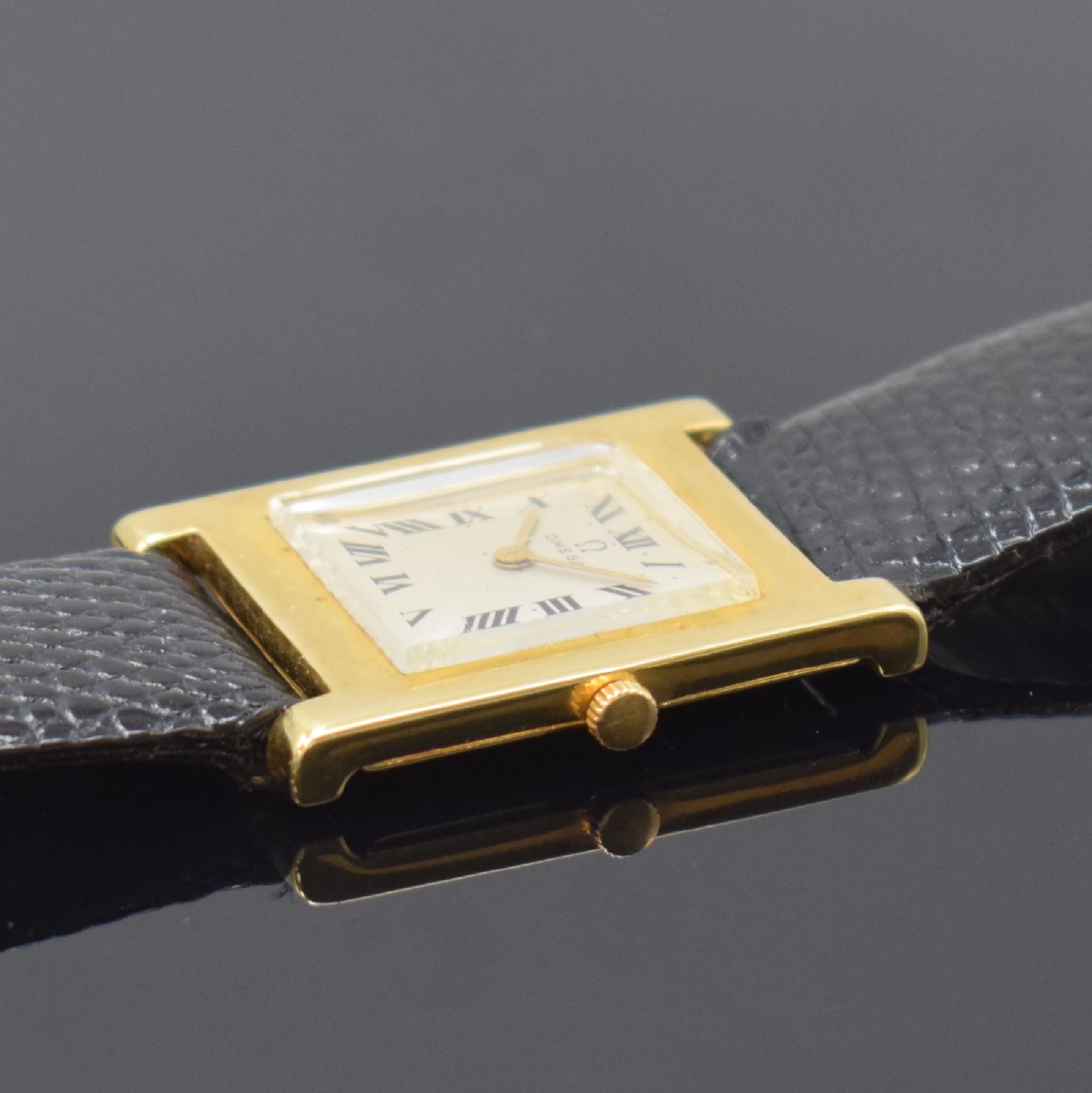 Detail b: OMEGA rechteckige Armbanduhr Referenz 3981 in GG 750/000, Schweiz um 1960, Handaufzug, flaches Geh. m. aufgedr. Boden, silb. Zifferbl. rest./fl., ...