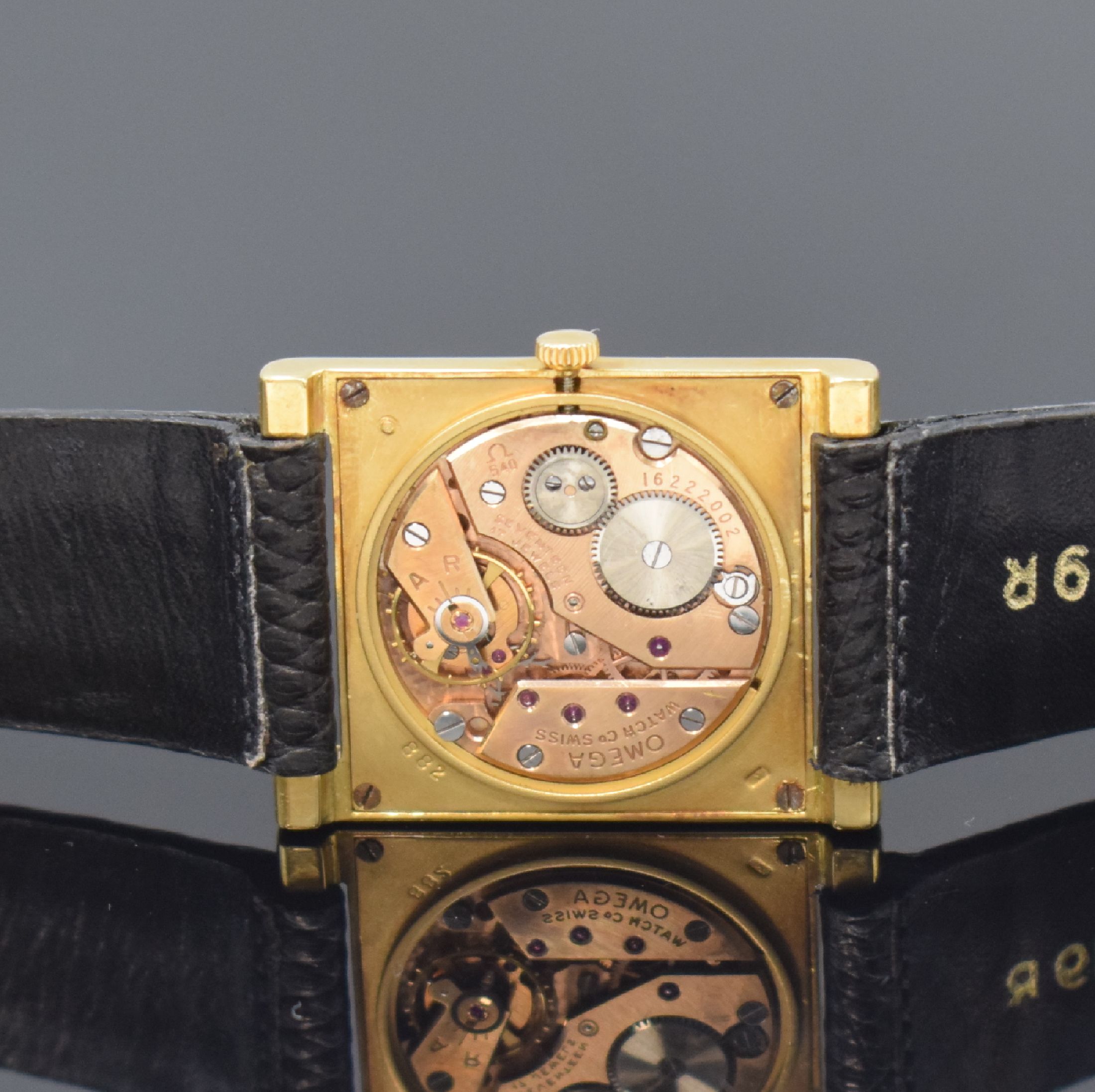 Detail d: OMEGA rechteckige Armbanduhr Referenz 3981 in GG 750/000, Schweiz um 1960, Handaufzug, flaches Geh. m. aufgedr. Boden, silb. Zifferbl. rest./fl., ...
