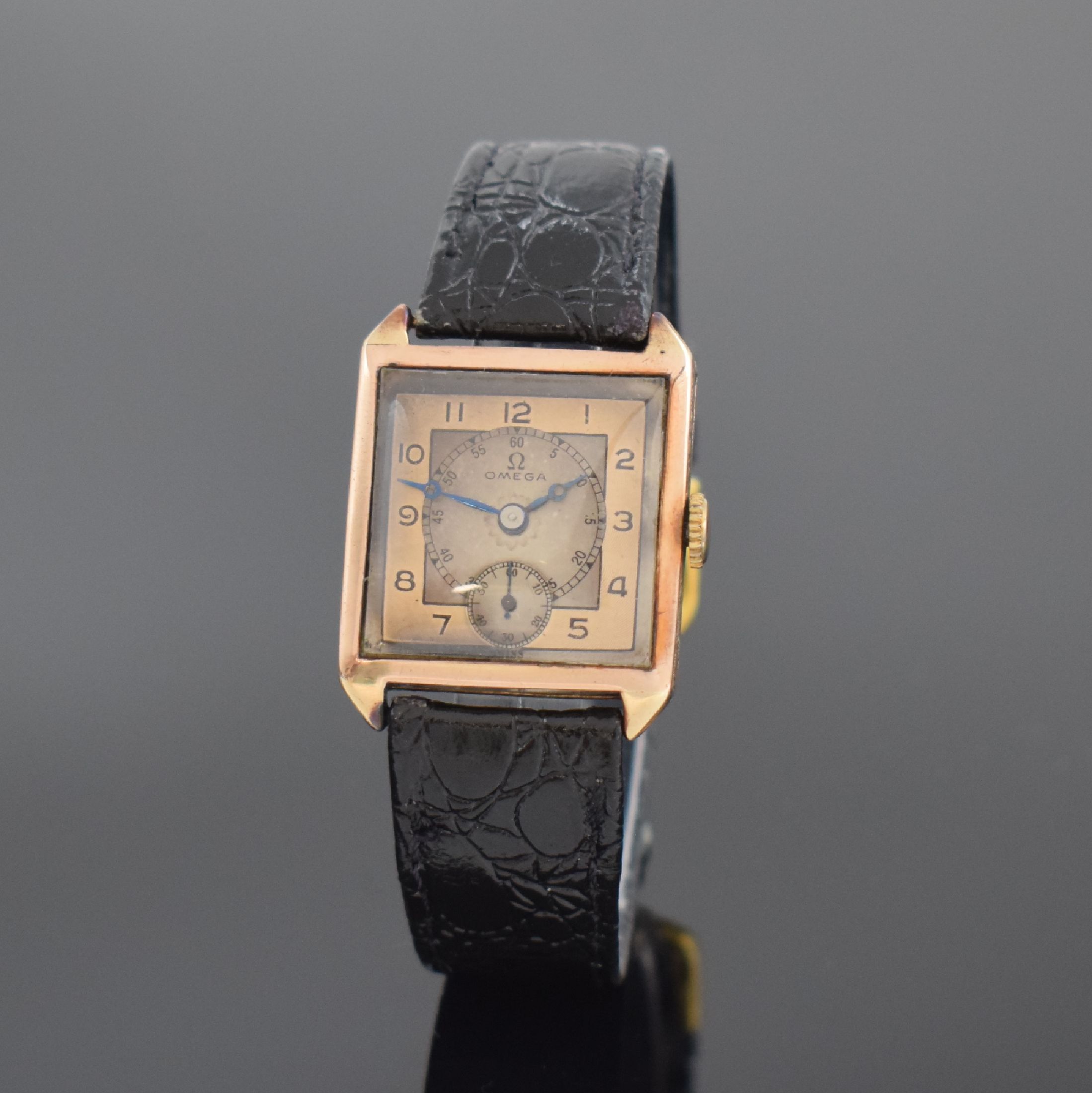 OMEGA quadratische Armbanduhr in RG 375/000, Schweiz f. England um 1925, Handaufzug, Scharniergeh. dell., 2-farb. Strukturzifferbl., gebl. Zeiger, ...