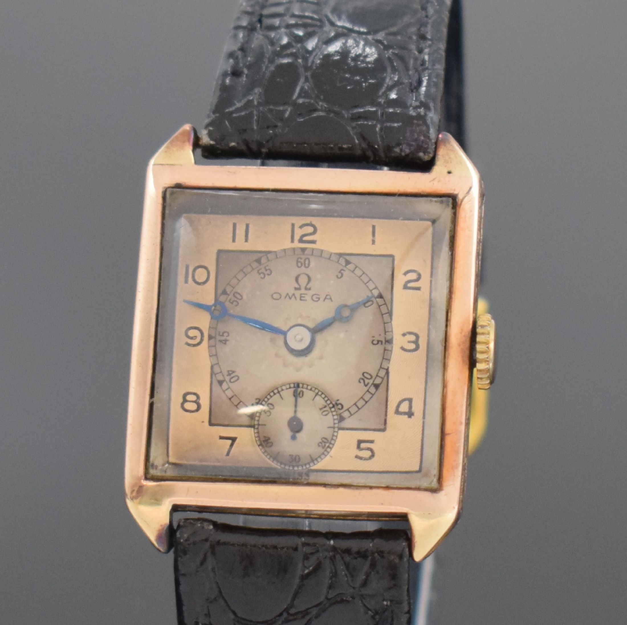 Detail a: OMEGA quadratische Armbanduhr in RG 375/000, Schweiz f. England um 1925, Handaufzug, Scharniergeh. dell., 2-farb. Strukturzifferbl., gebl. Zeiger, ...
