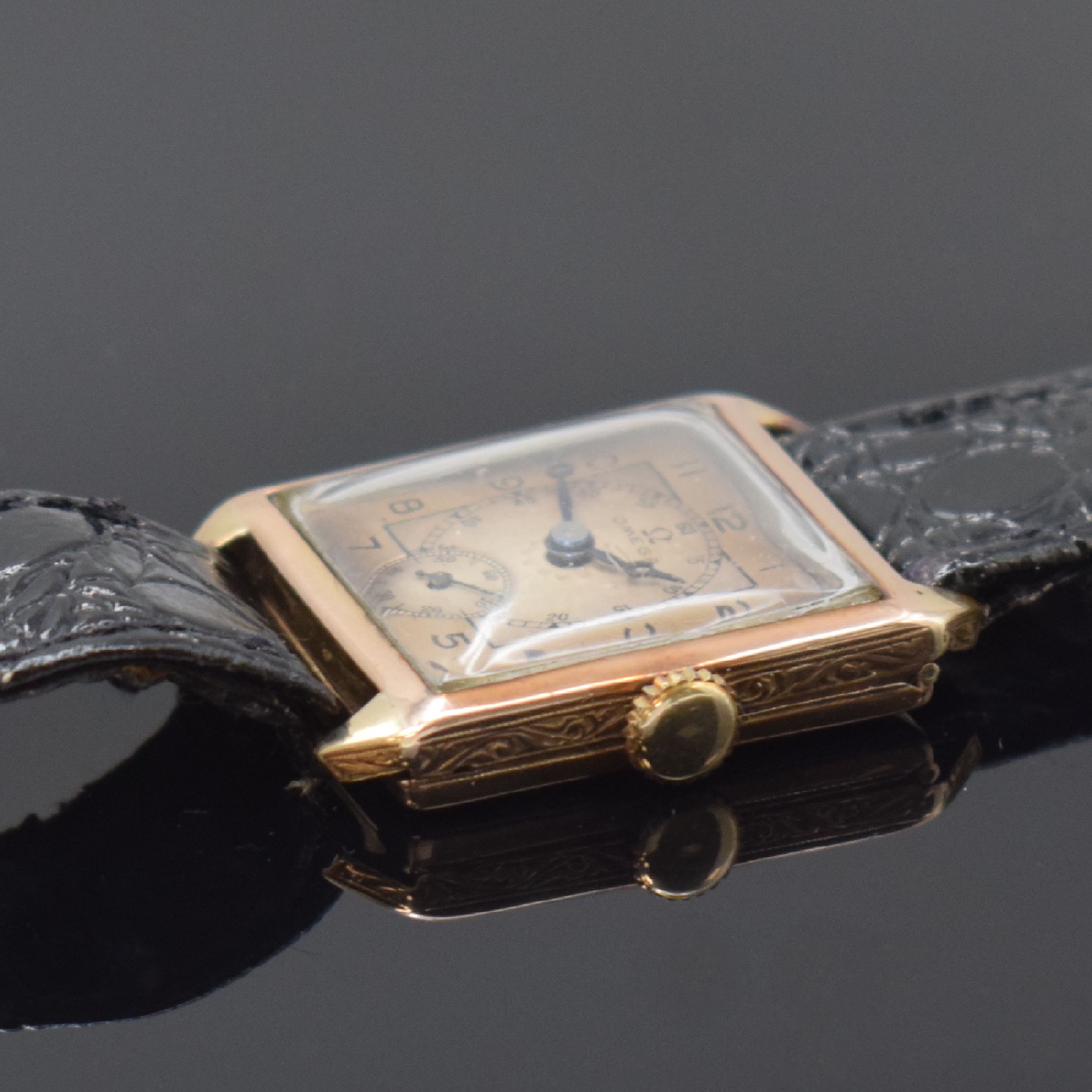 Detail b: OMEGA quadratische Armbanduhr in RG 375/000, Schweiz f. England um 1925, Handaufzug, Scharniergeh. dell., 2-farb. Strukturzifferbl., gebl. Zeiger, ...