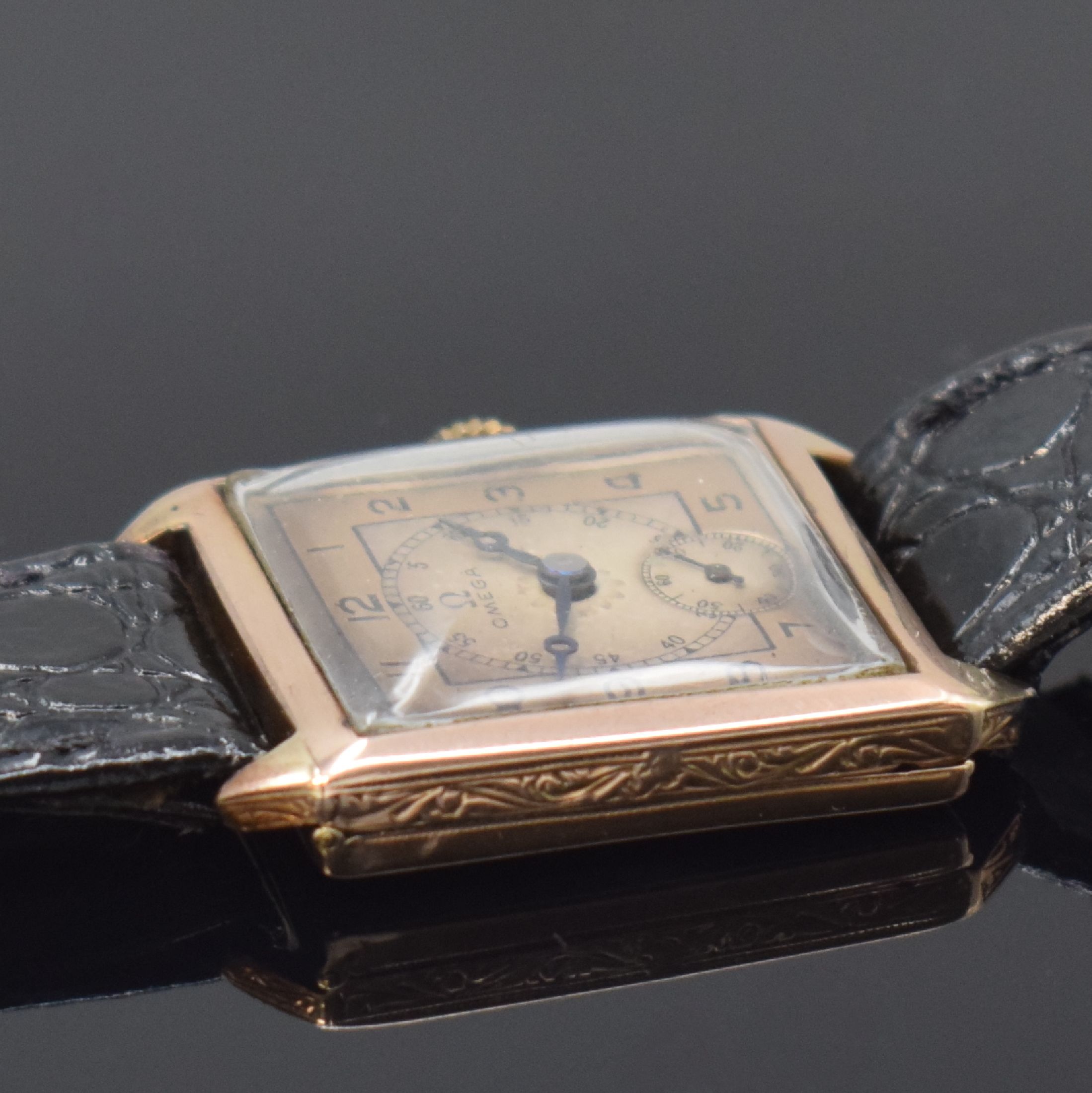 Detail c: OMEGA quadratische Armbanduhr in RG 375/000, Schweiz f. England um 1925, Handaufzug, Scharniergeh. dell., 2-farb. Strukturzifferbl., gebl. Zeiger, ...