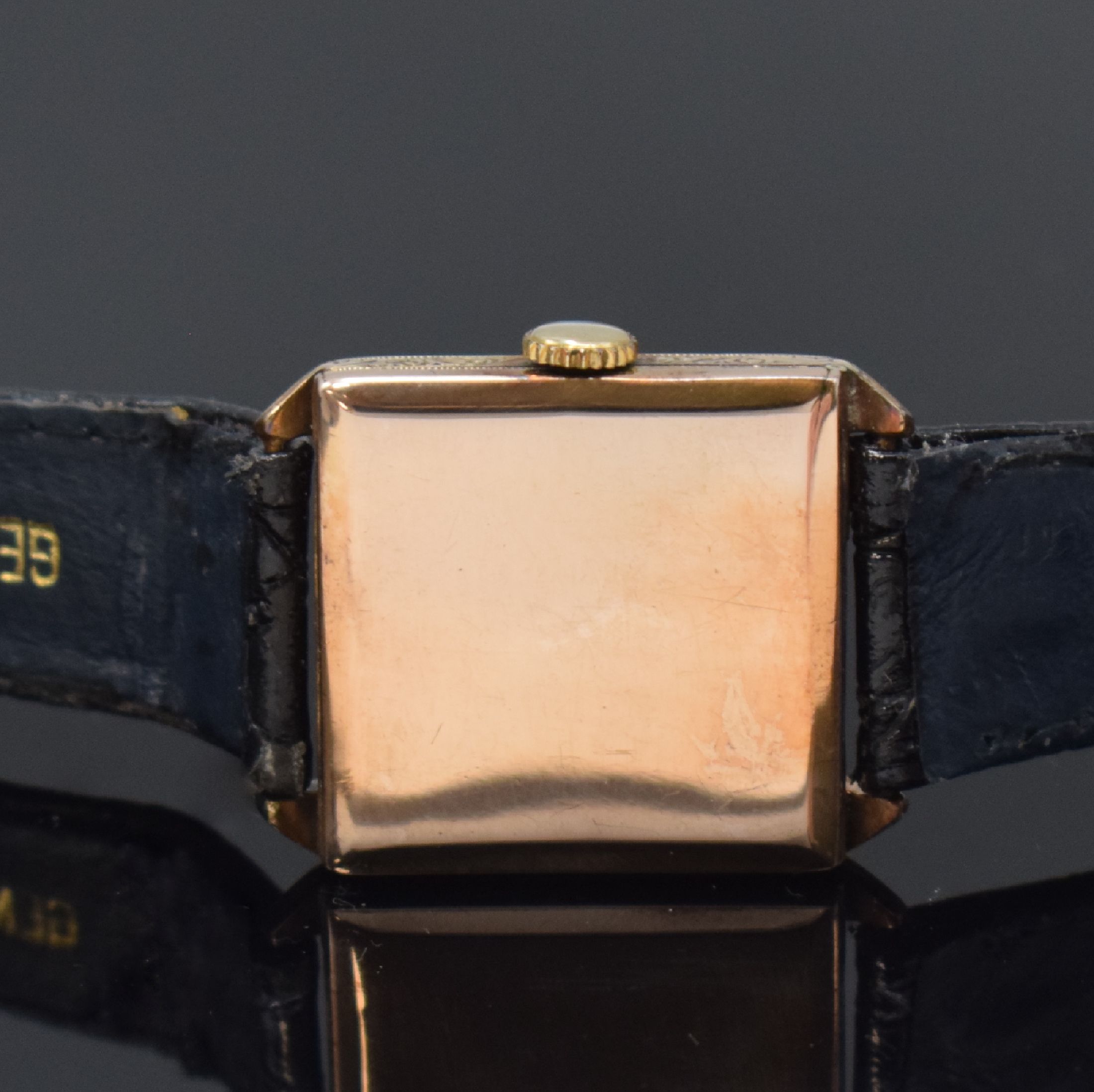Detail d: OMEGA quadratische Armbanduhr in RG 375/000, Schweiz f. England um 1925, Handaufzug, Scharniergeh. dell., 2-farb. Strukturzifferbl., gebl. Zeiger, ...