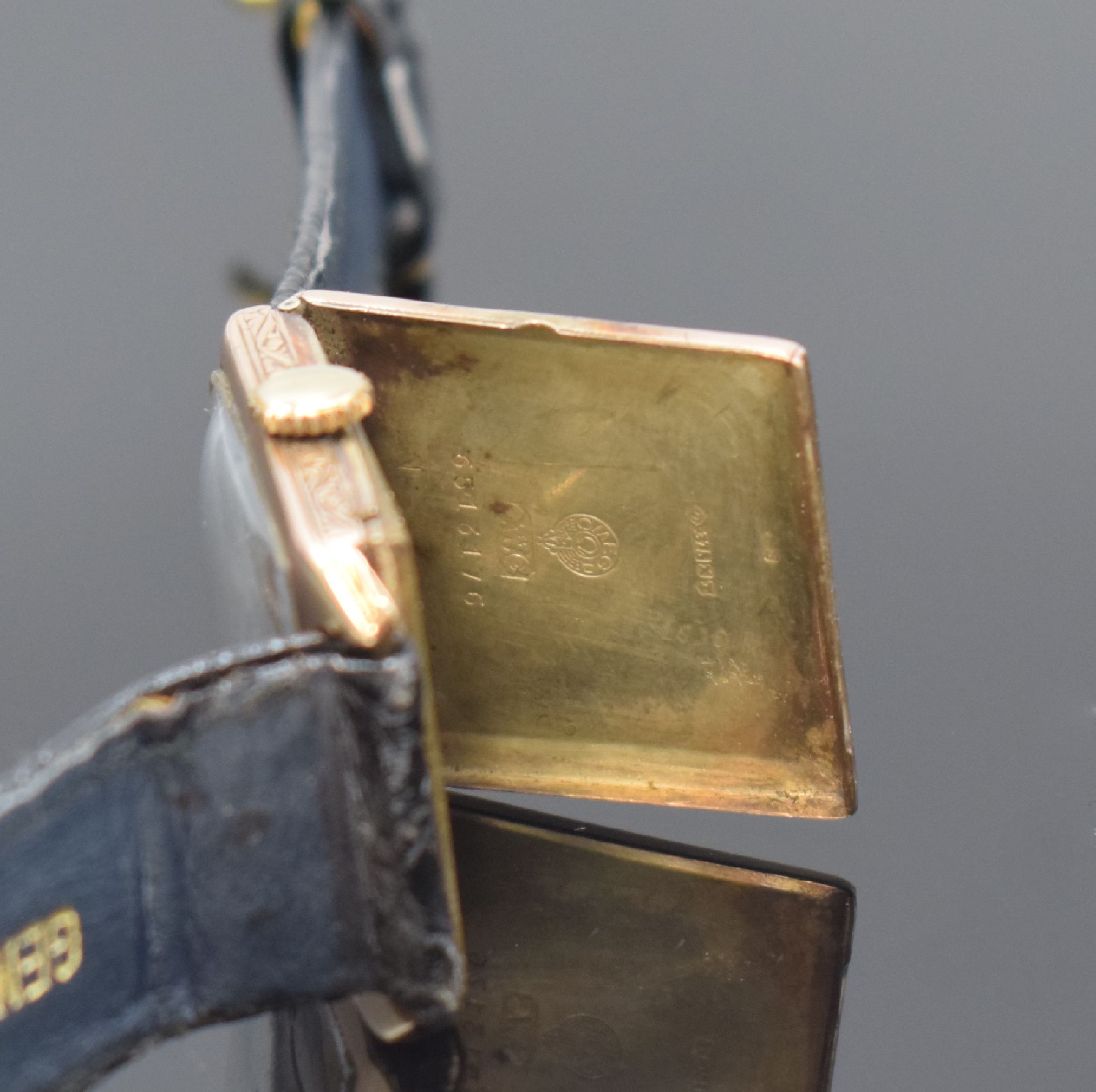 Detail e: OMEGA quadratische Armbanduhr in RG 375/000, Schweiz f. England um 1925, Handaufzug, Scharniergeh. dell., 2-farb. Strukturzifferbl., gebl. Zeiger, ...