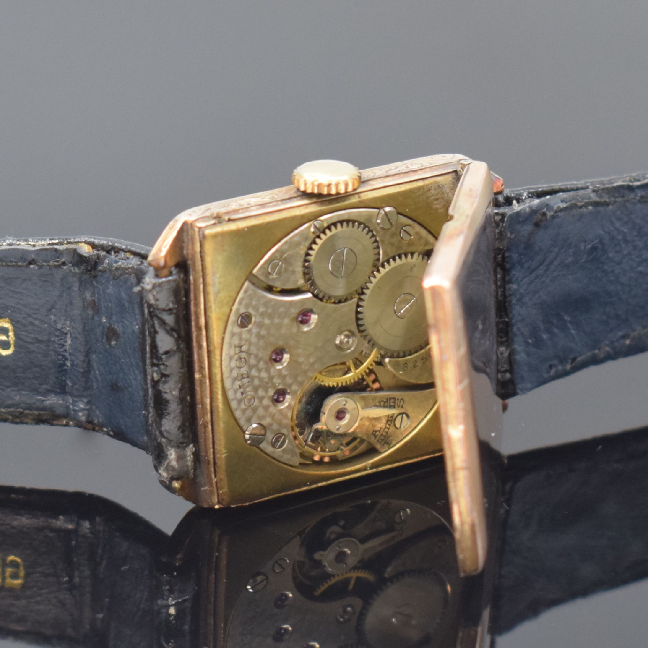 Detail f: OMEGA quadratische Armbanduhr in RG 375/000, Schweiz f. England um 1925, Handaufzug, Scharniergeh. dell., 2-farb. Strukturzifferbl., gebl. Zeiger, ...