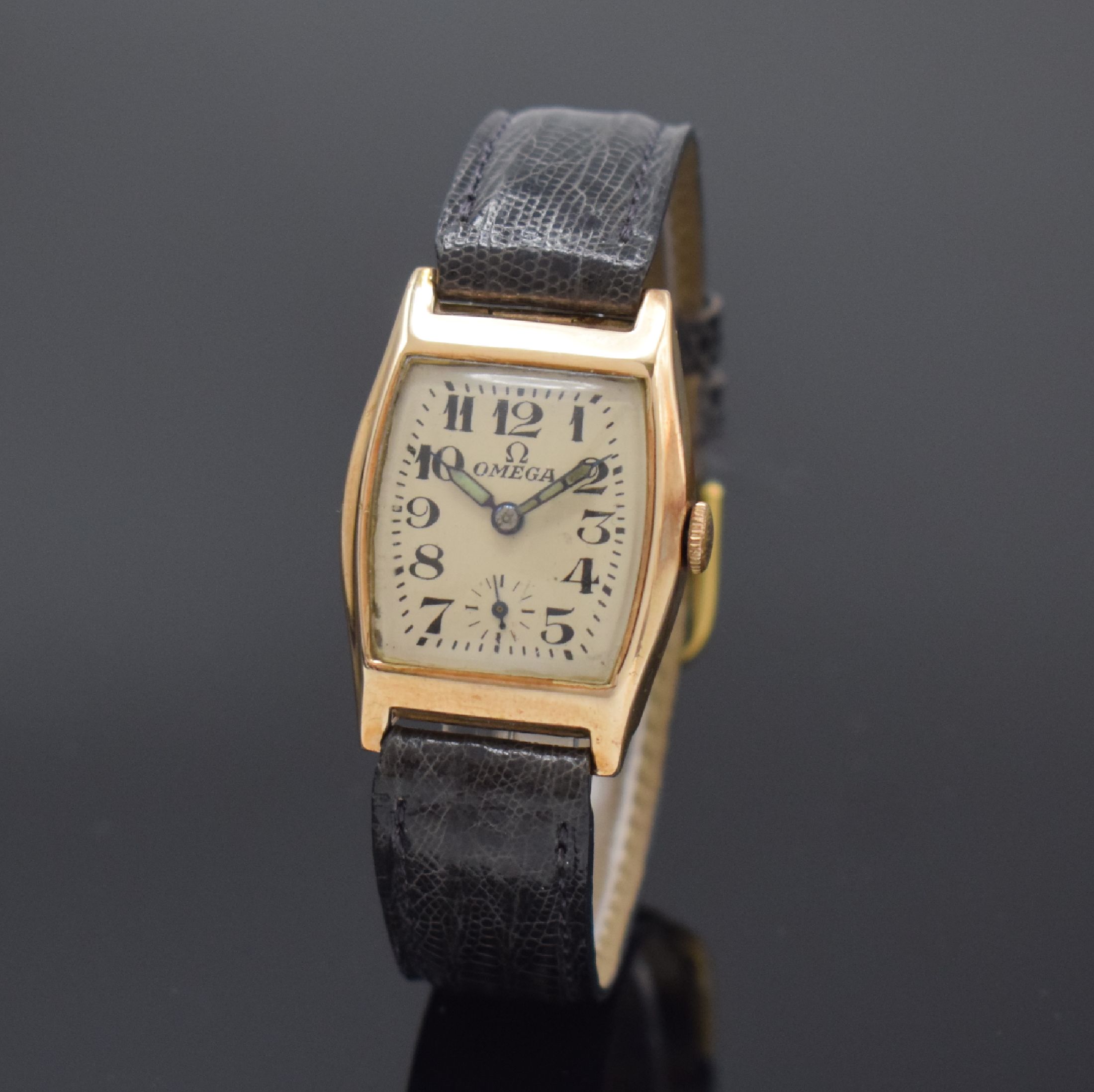 OMEGA Armbanduhr in Rotgold 9k, Schweiz / USA um 1938, Handaufzug, tonneau-förmiges Scharniergeh. dell., Boden m. Widmungsgrav. v. 1945, silb. ...