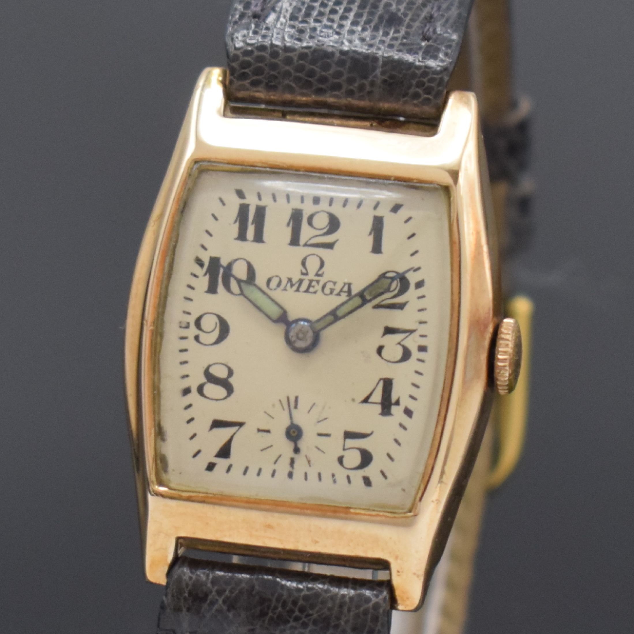 Detail a: OMEGA Armbanduhr in Rotgold 9k, Schweiz / USA um 1938, Handaufzug, tonneau-förmiges Scharniergeh. dell., Boden m. Widmungsgrav. v. 1945, silb. ...