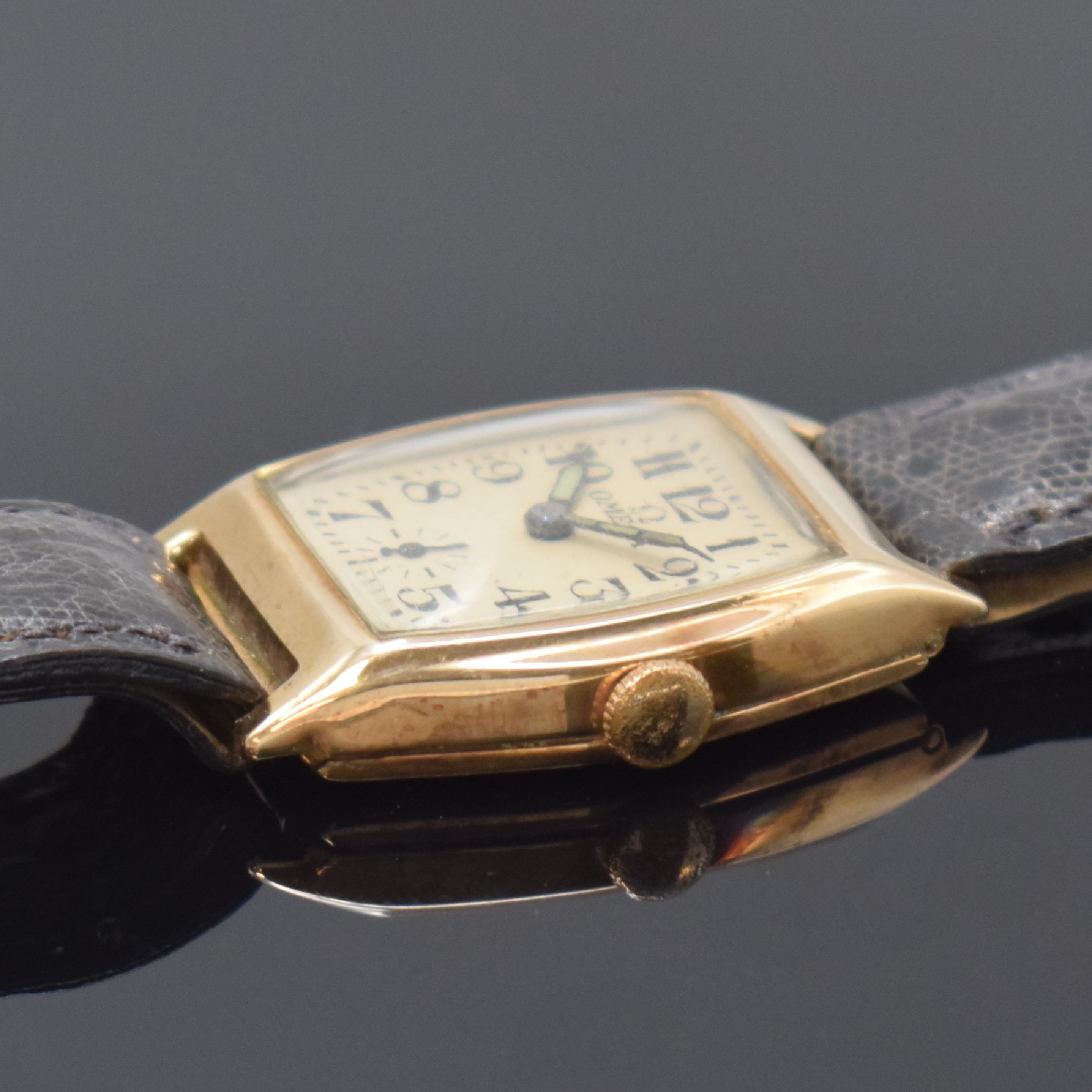 Detail b: OMEGA Armbanduhr in Rotgold 9k, Schweiz / USA um 1938, Handaufzug, tonneau-förmiges Scharniergeh. dell., Boden m. Widmungsgrav. v. 1945, silb. ...
