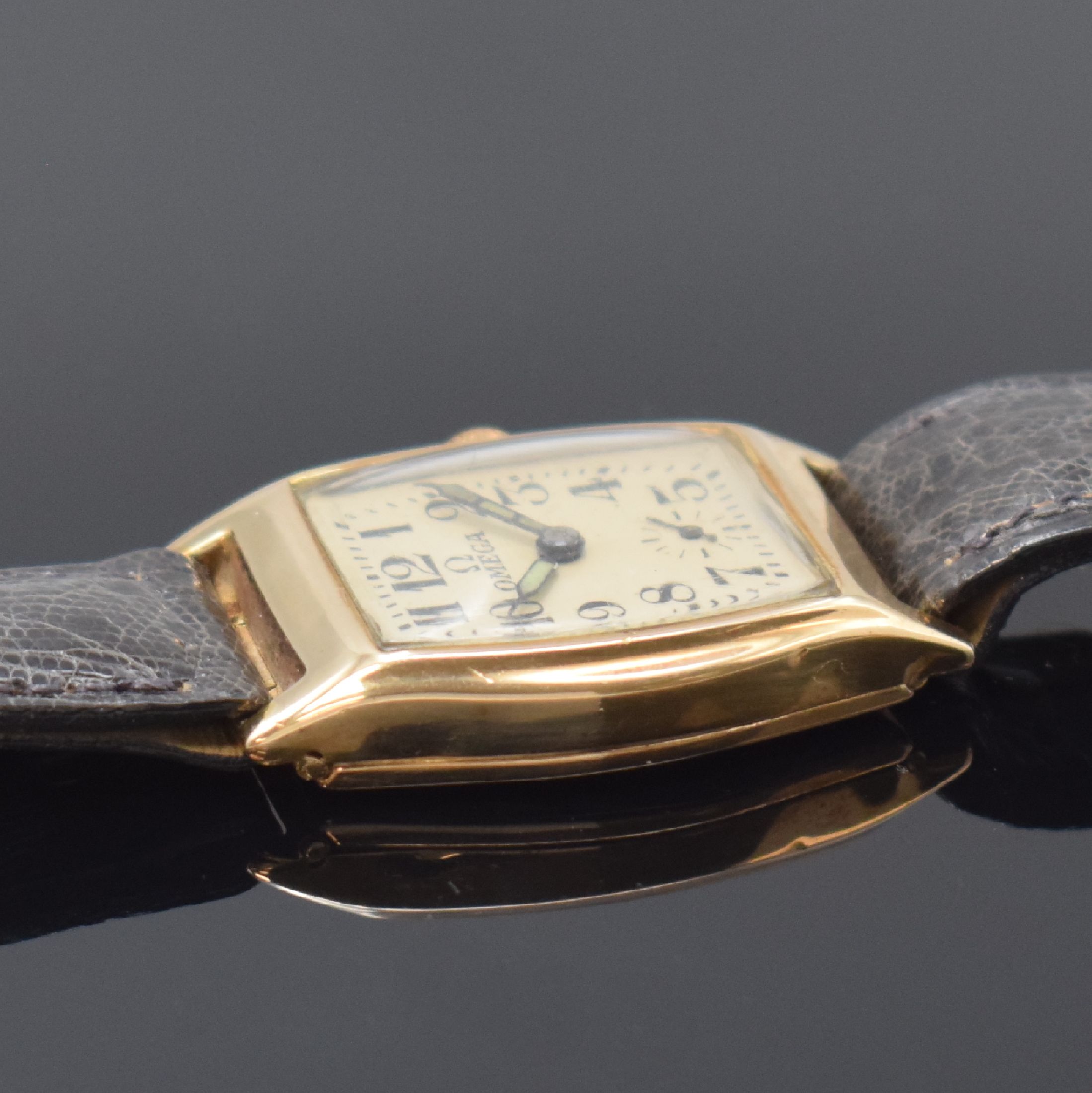 Detail c: OMEGA Armbanduhr in Rotgold 9k, Schweiz / USA um 1938, Handaufzug, tonneau-förmiges Scharniergeh. dell., Boden m. Widmungsgrav. v. 1945, silb. ...